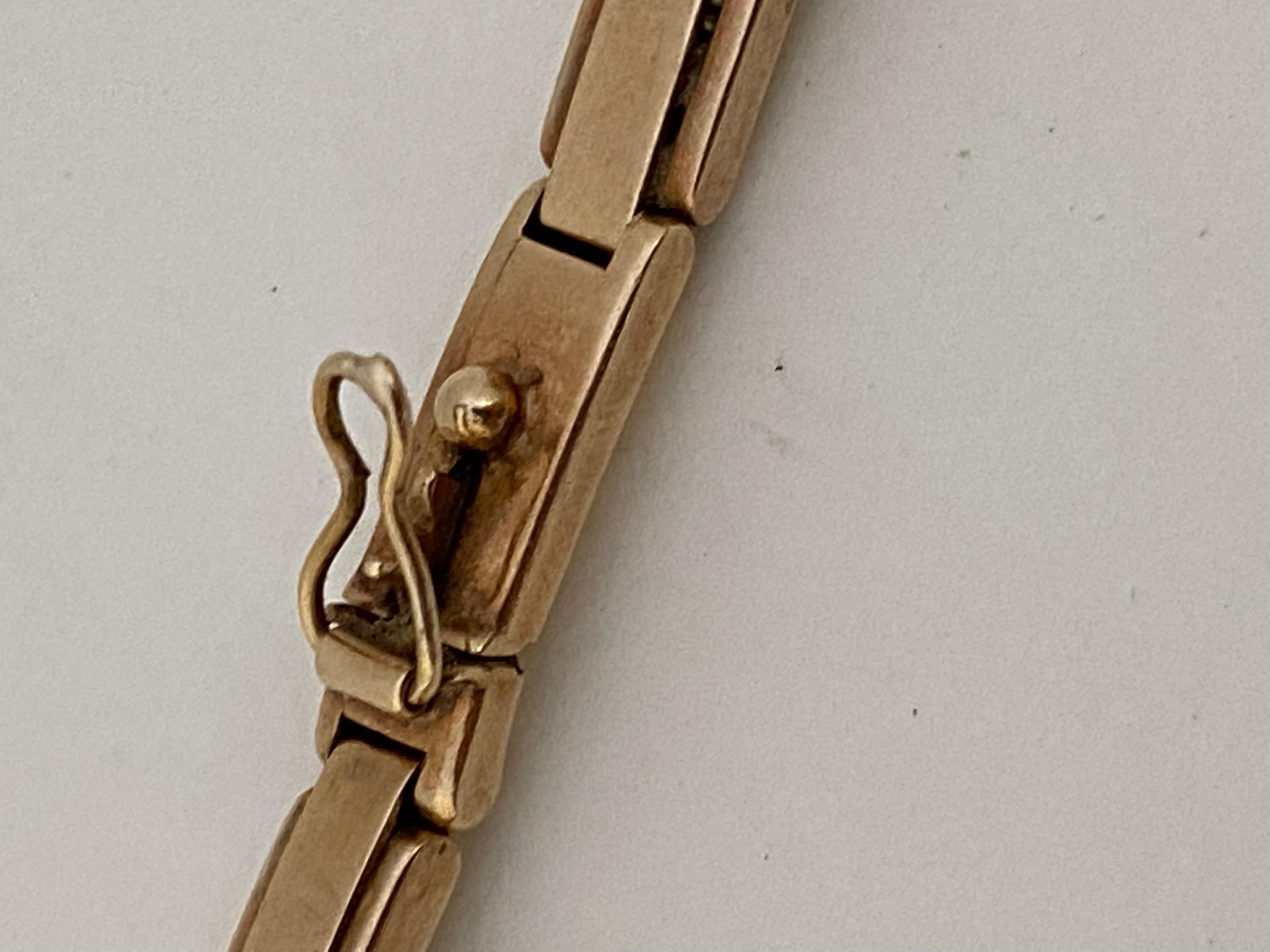 Montre mécanique Omega pour femme en or 9 carats des années 1940 en vente 1