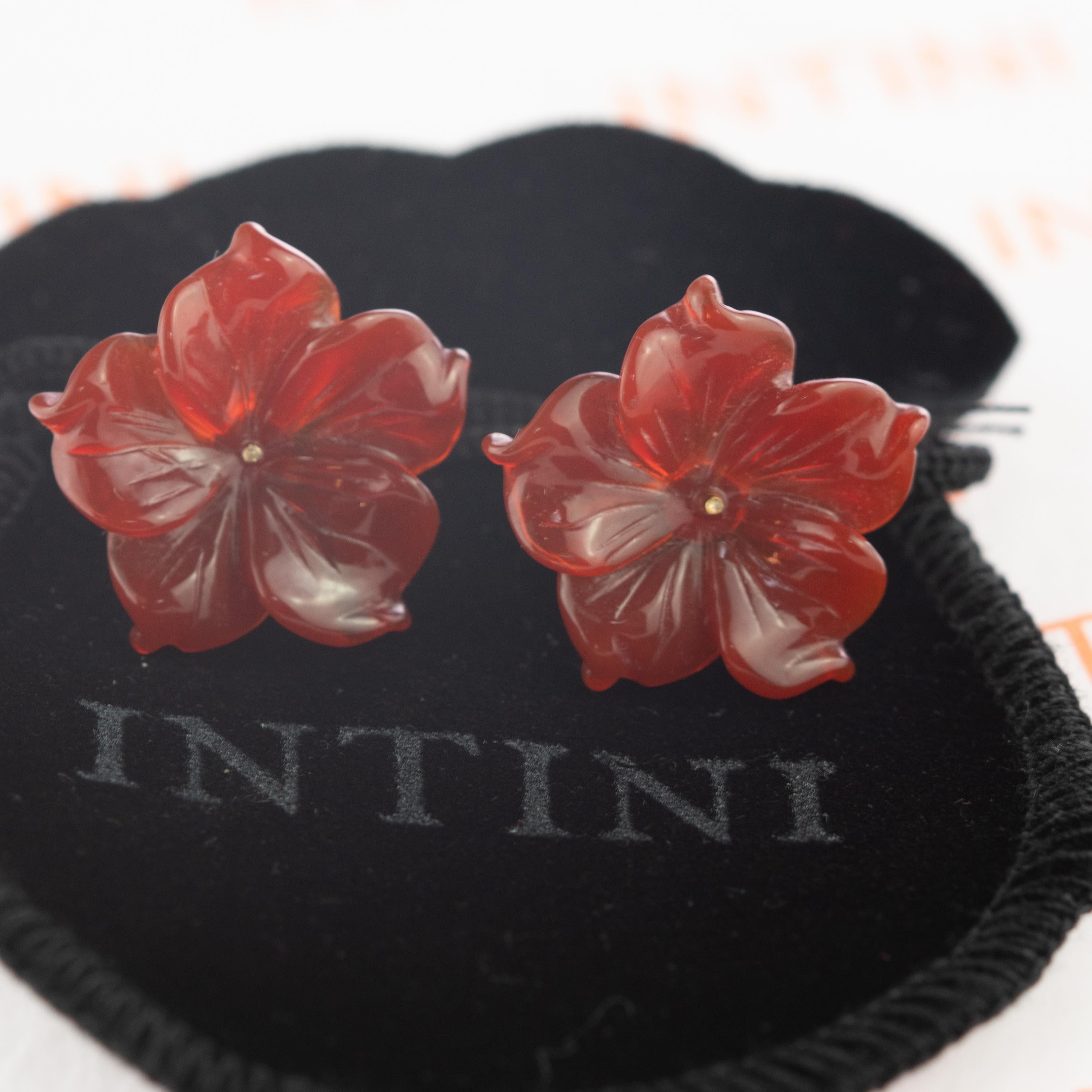 Unique brown agate carved flower in top quality for a signature INTINI Jewels look.
Elegant and contemporary stud earrings for a marvelous look, for an everyday touch of class and chic charm.

Made in Itale jewellery, with the best quality of