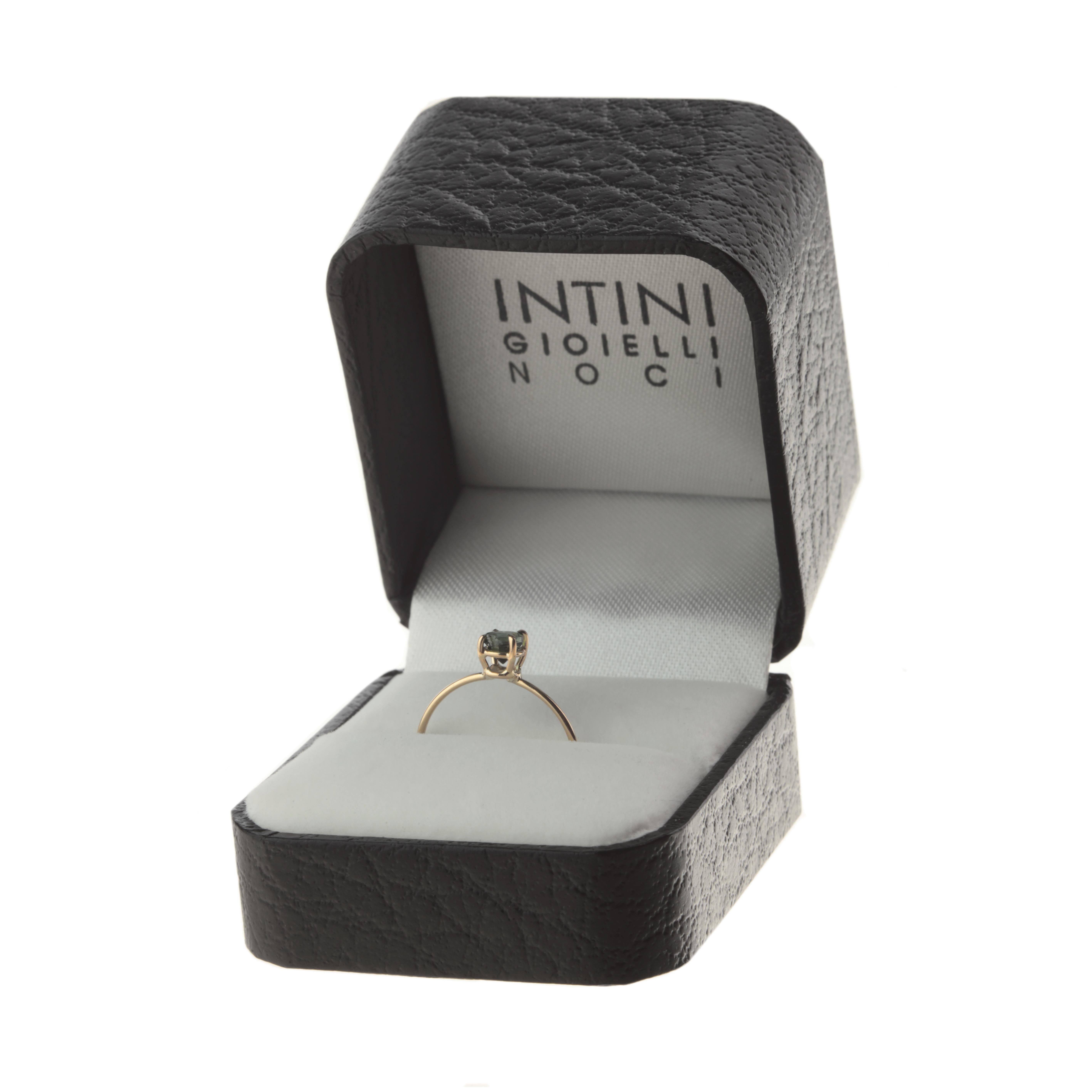 Anello in oro 9 carati con tormalina verde scuro, fatto a mano, Cocktail Chic e Moderno In condizioni Nuovo in vendita a Milano, IT