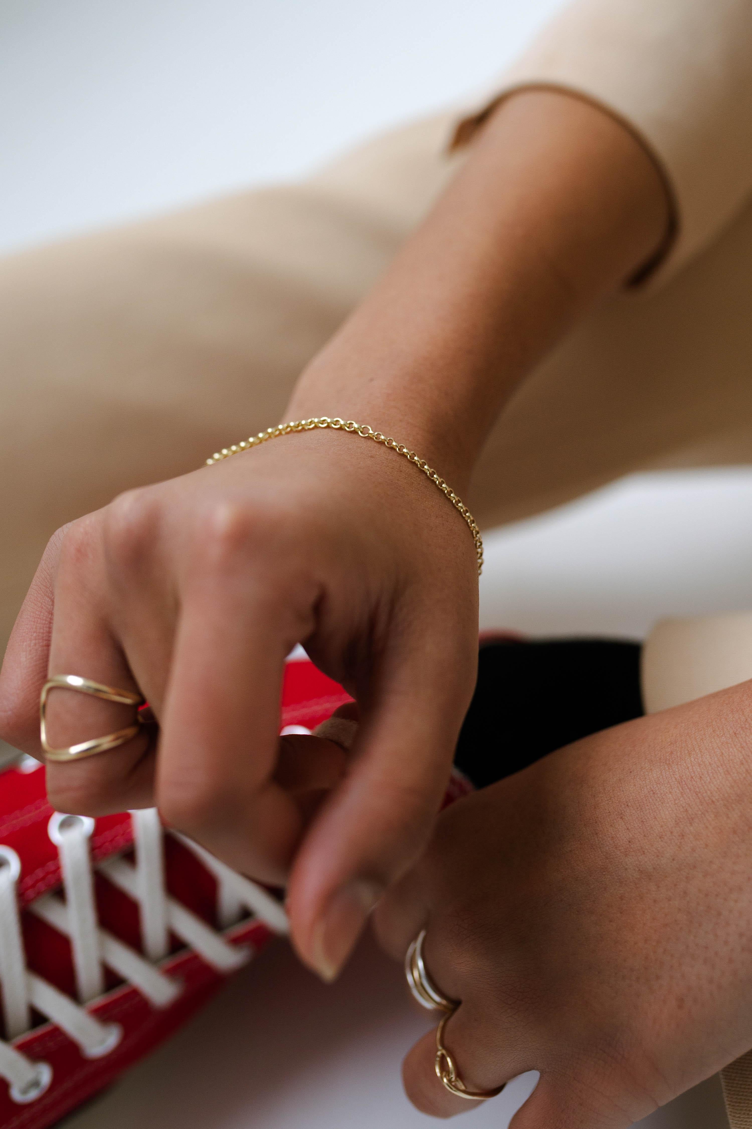Contemporary 9 karat gold graduated belcher chain bracelet For Sale