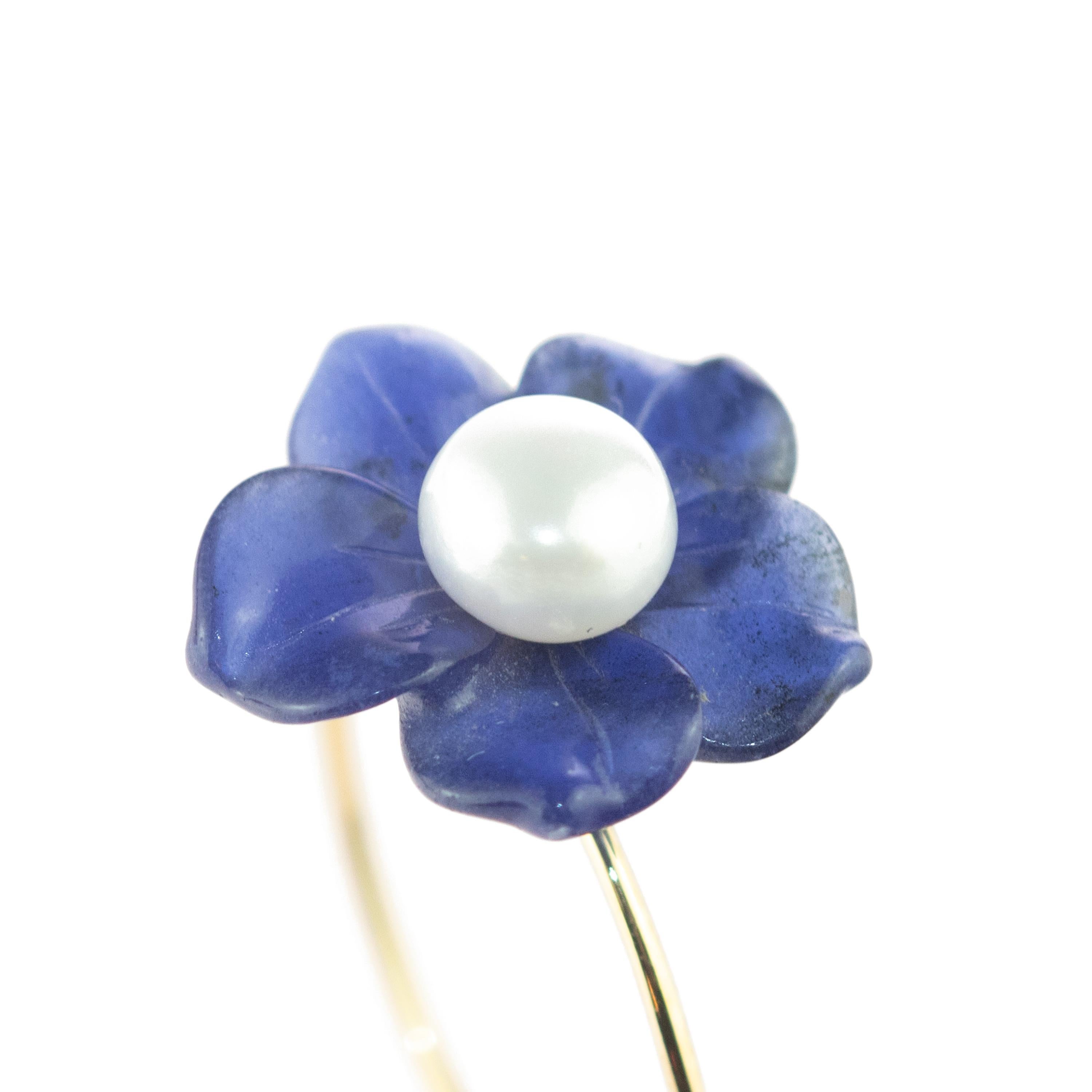 Astonishing natural Lapis Lazuli flower ring, with a central 1 carat freshwater pearl. Carved petals that evoke the italian handmade spring traditional jewelry work. 

Beautiful and delicate design that evokes the roots of beauty that are gradually