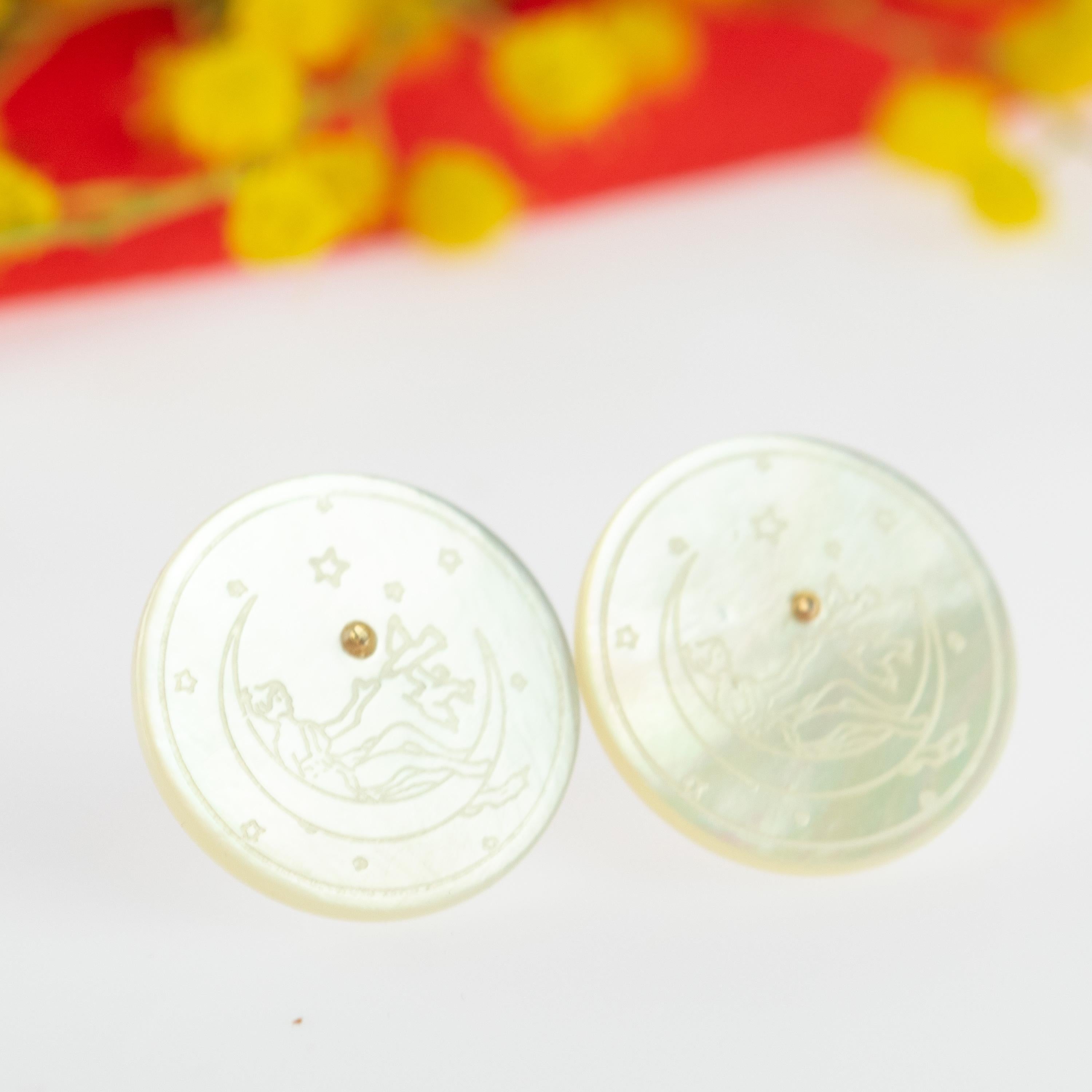 Unique angel carved coins in top quality Mother of Pearl for a signature INTINI Jewels look. A carved design with a mystic goddess representing the asian myths and spring tales. Romantic stud earrings for a marvelous look, for a gift of class and