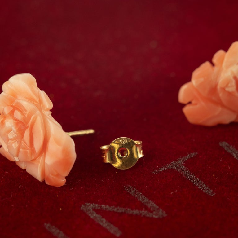 9 Karat Gold Natural Pink Coral Carved Rose Flower Stud Crafted Girl Earrings In New Condition For Sale In Milano, IT