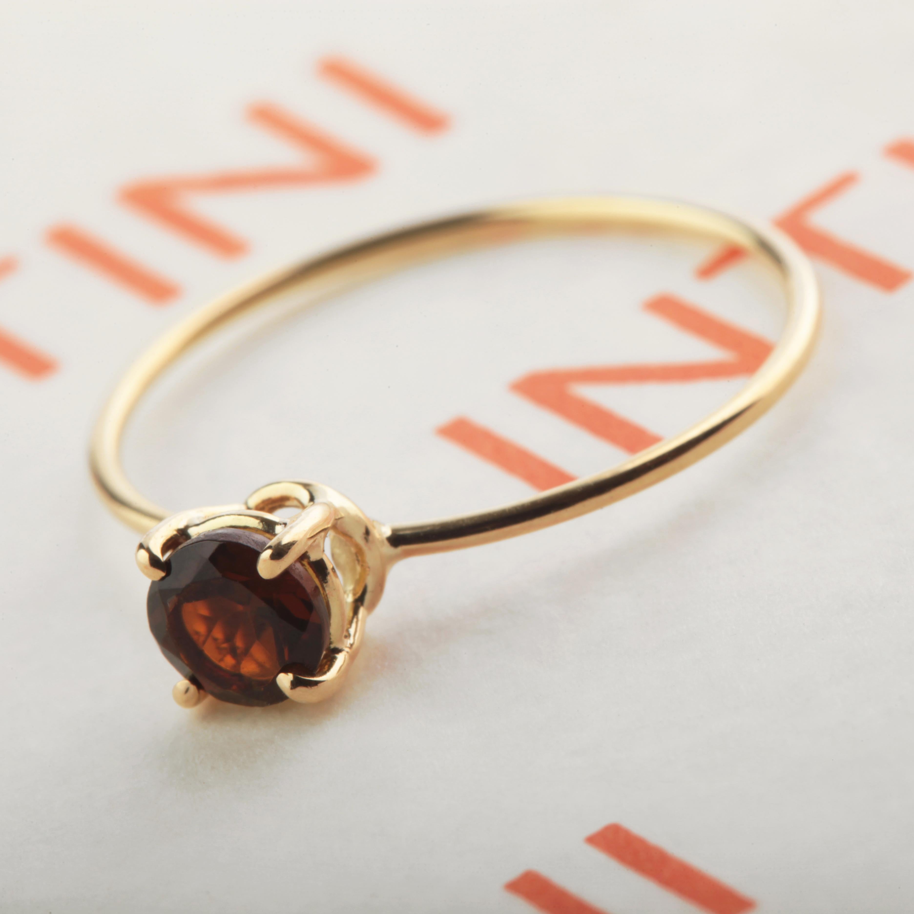 Bijoux en tourmaline rouge Signature Intini Jewels. Bague moderne et élégante en or jaune 9k avec une coupe brillante et de minuscules griffes montées sur l'anneau. Bague artisanale, cocktail, chic et moderne

La tourmaline est censée favoriser