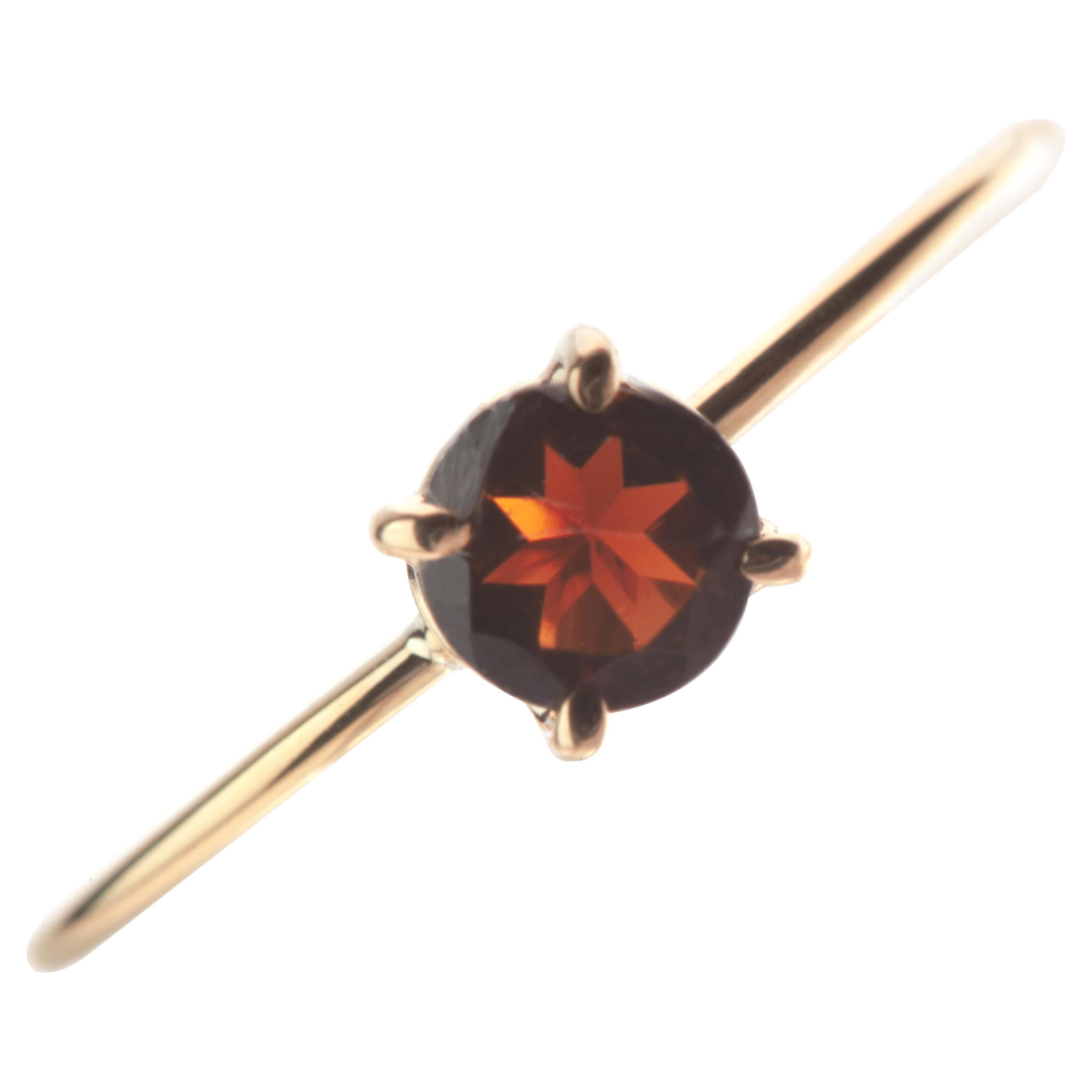 Bague cocktail chic et moderne faite à la main en or 9 carats avec tourmaline rouge en vente