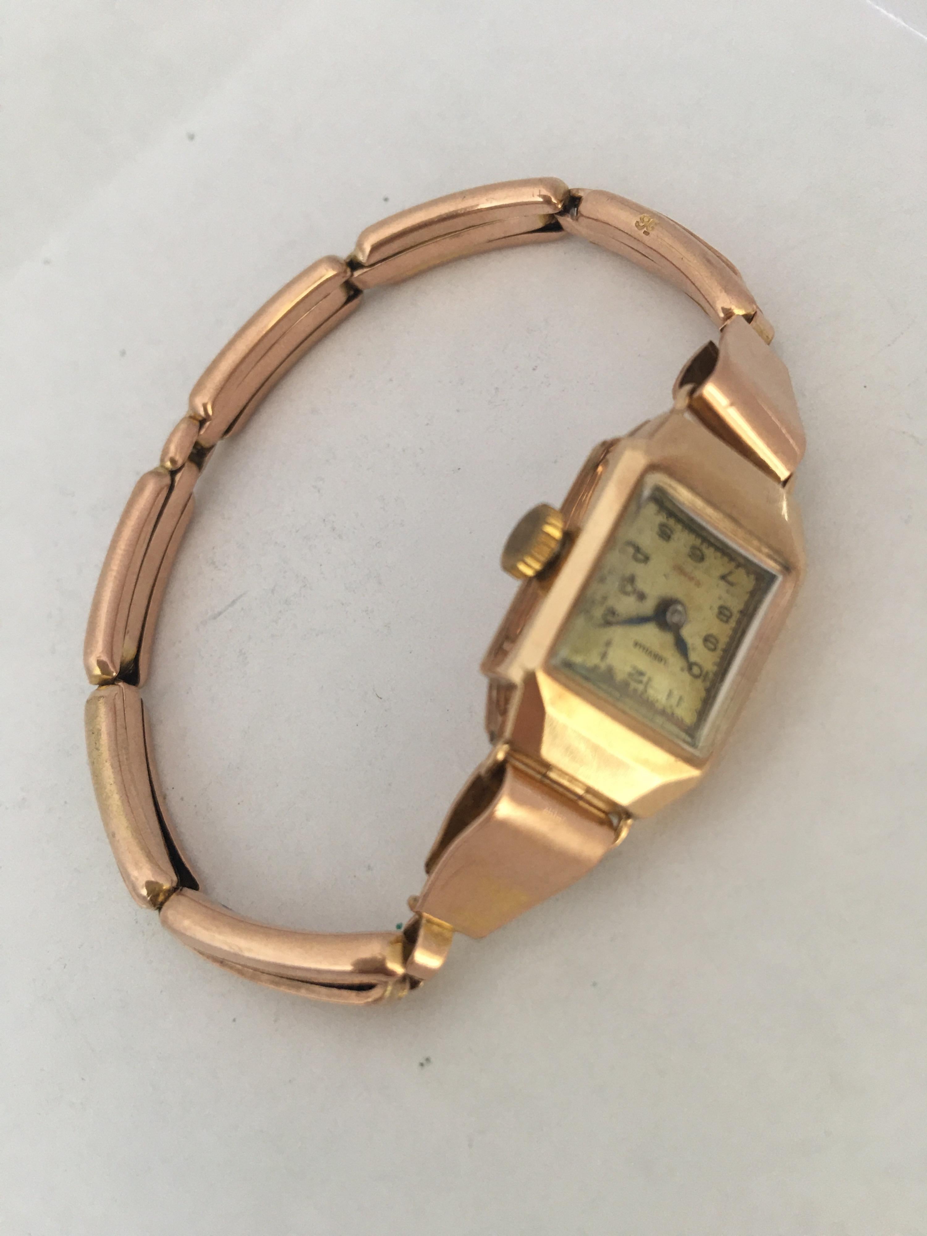 9 Karat Gold Vintage 1940s Ladies Square Mechanical Watch For Sale 4