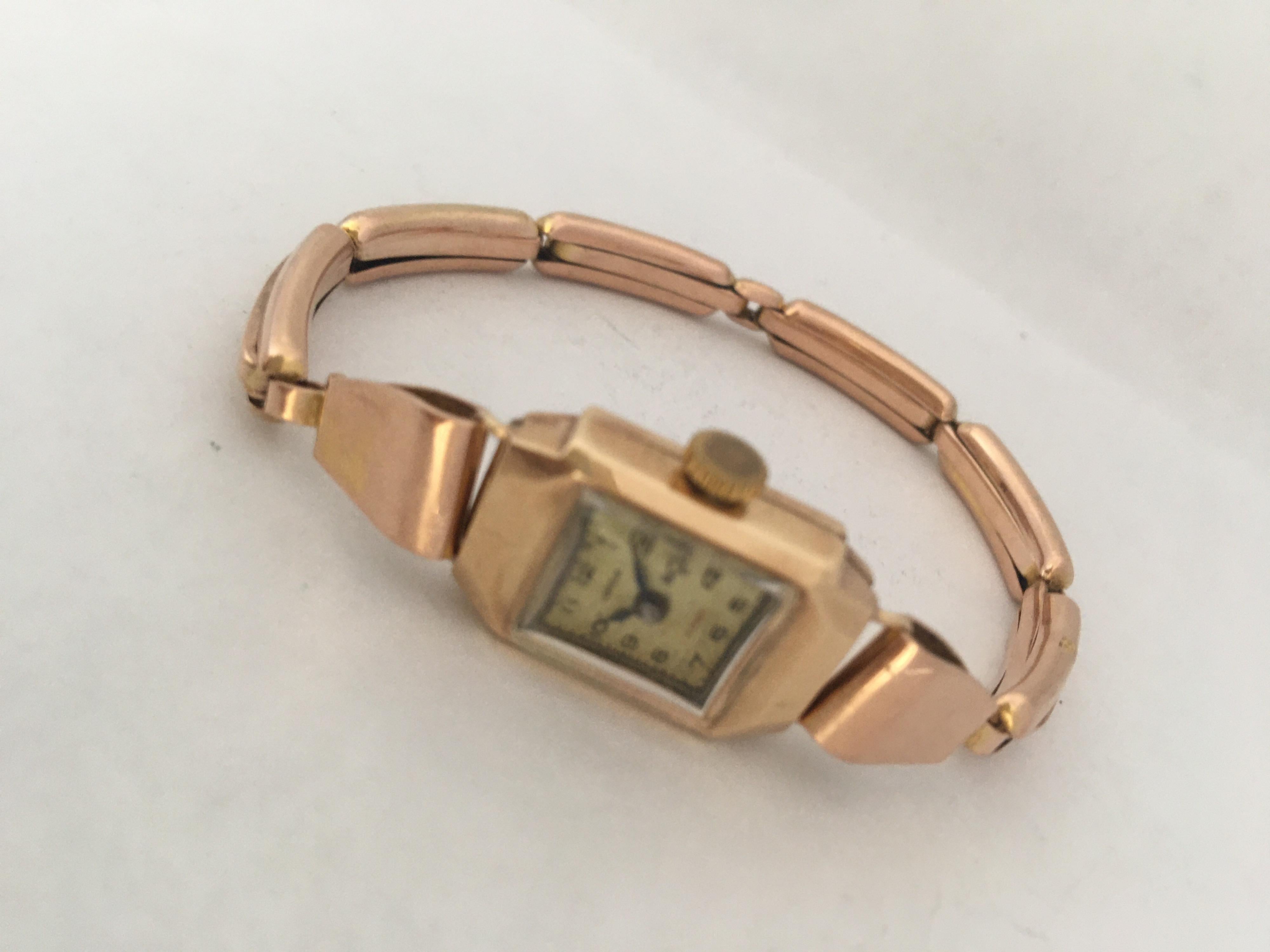 9 Karat Gold Vintage 1940s Ladies Square Mechanical Watch For Sale 5