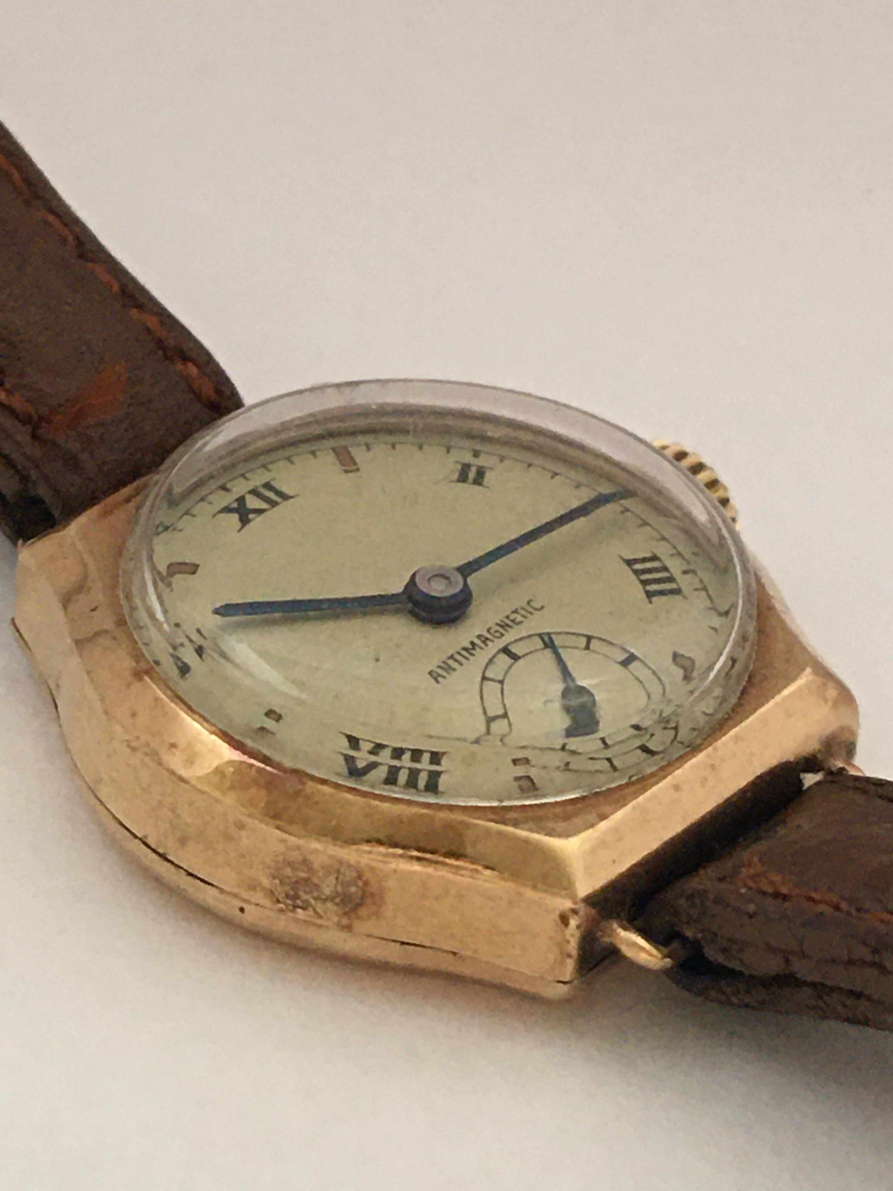 9 Karat Gold Vintage 1940s Mechanical Ladies Watch In Good Condition For Sale In Carlisle, GB