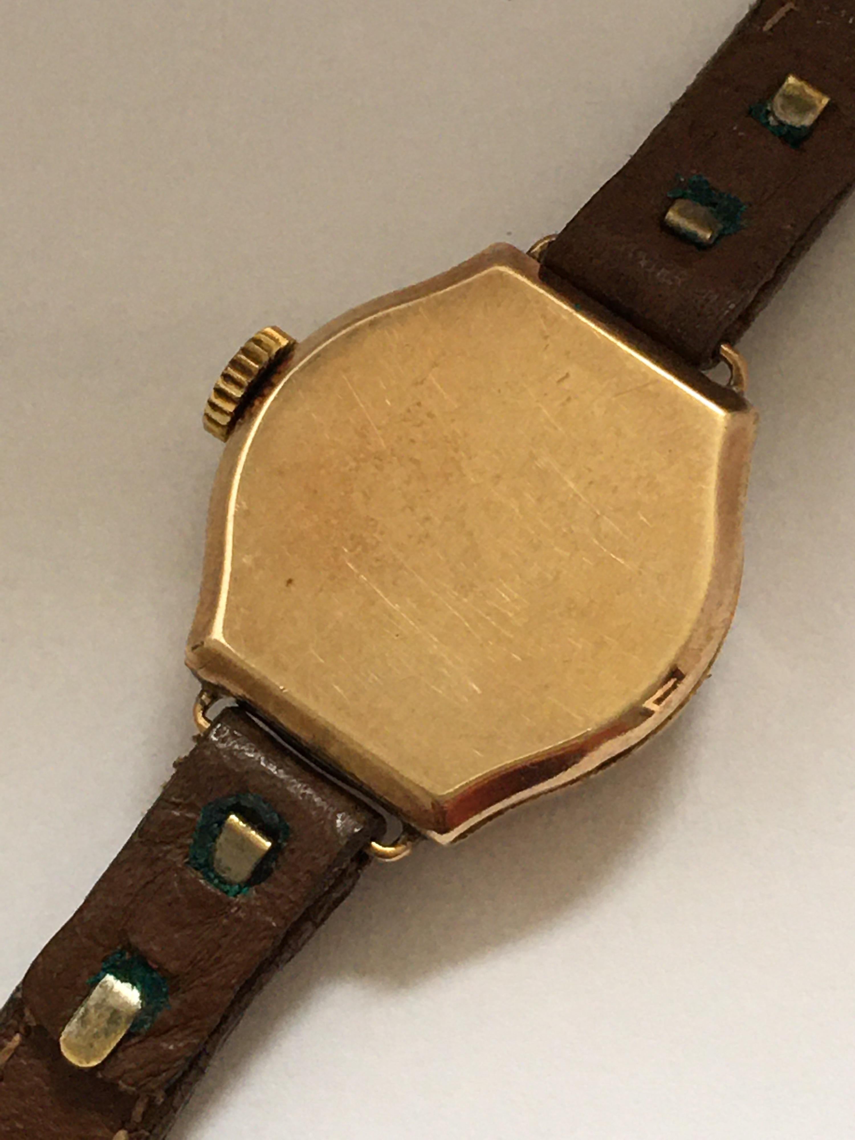 9 Karat Gold Vintage 1940s Mechanical Ladies Watch For Sale 1