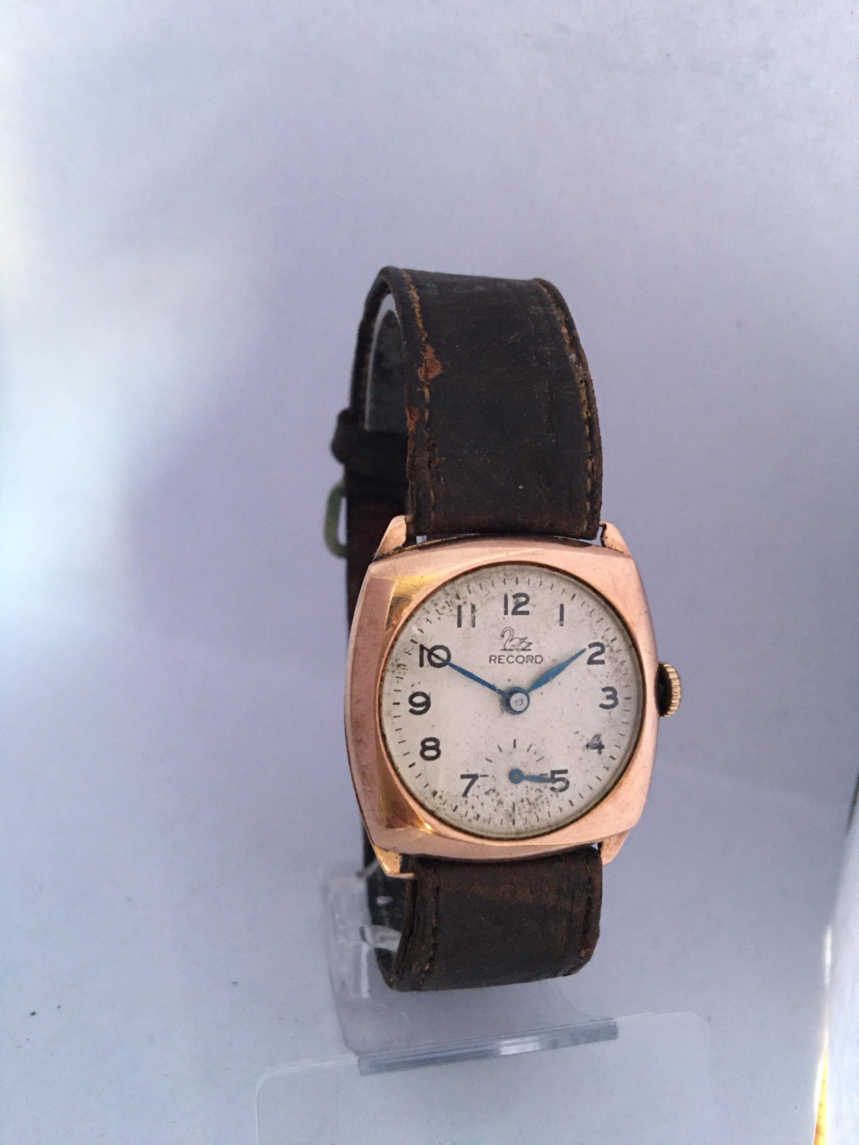 9 Karat Gold Vintage 1950s Récord Cushion Shaped Mechanical Watch For Sale 4