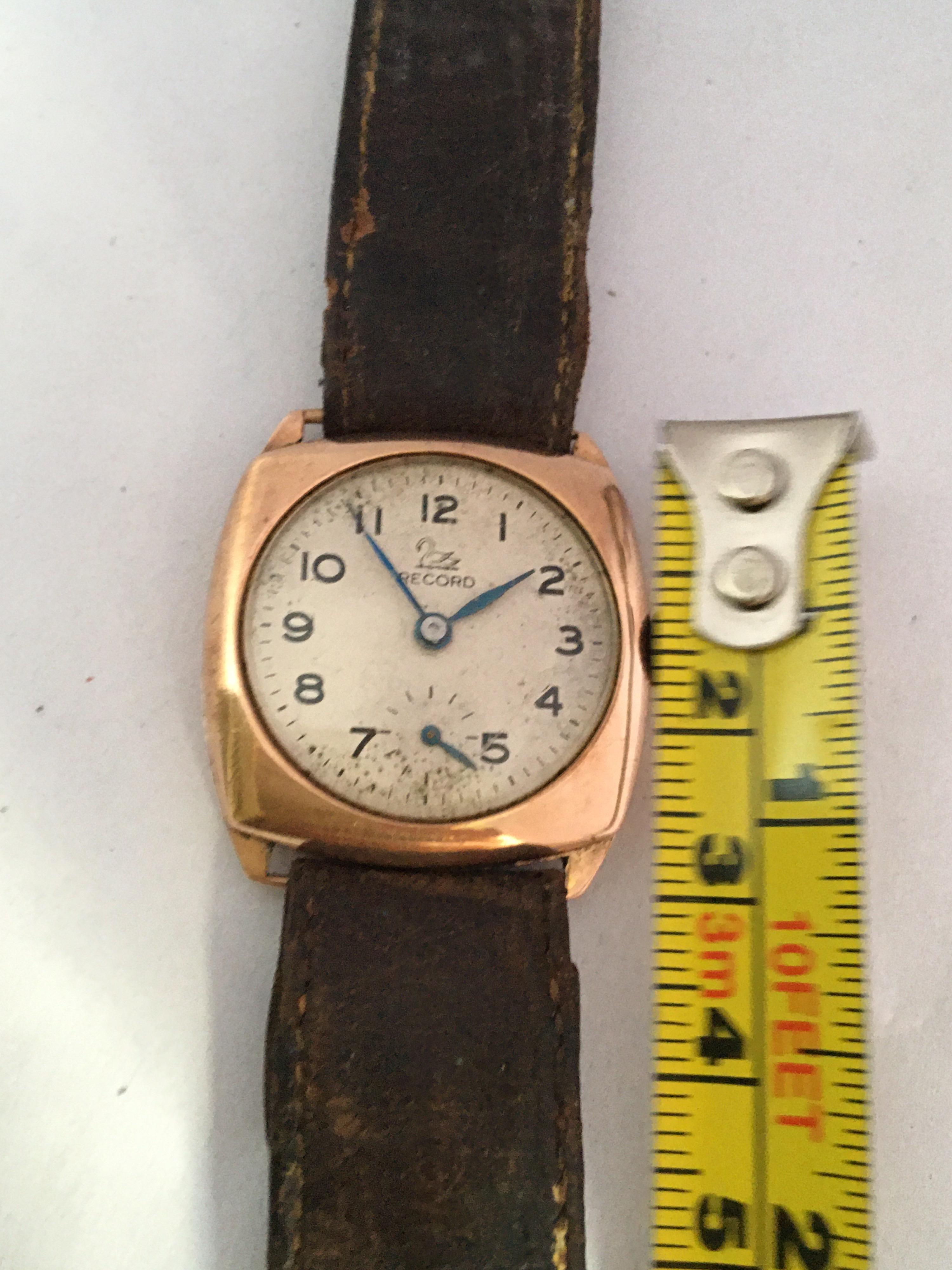 9 Karat Gold Vintage 1950s Récord Cushion Shaped Mechanical Watch For Sale 5