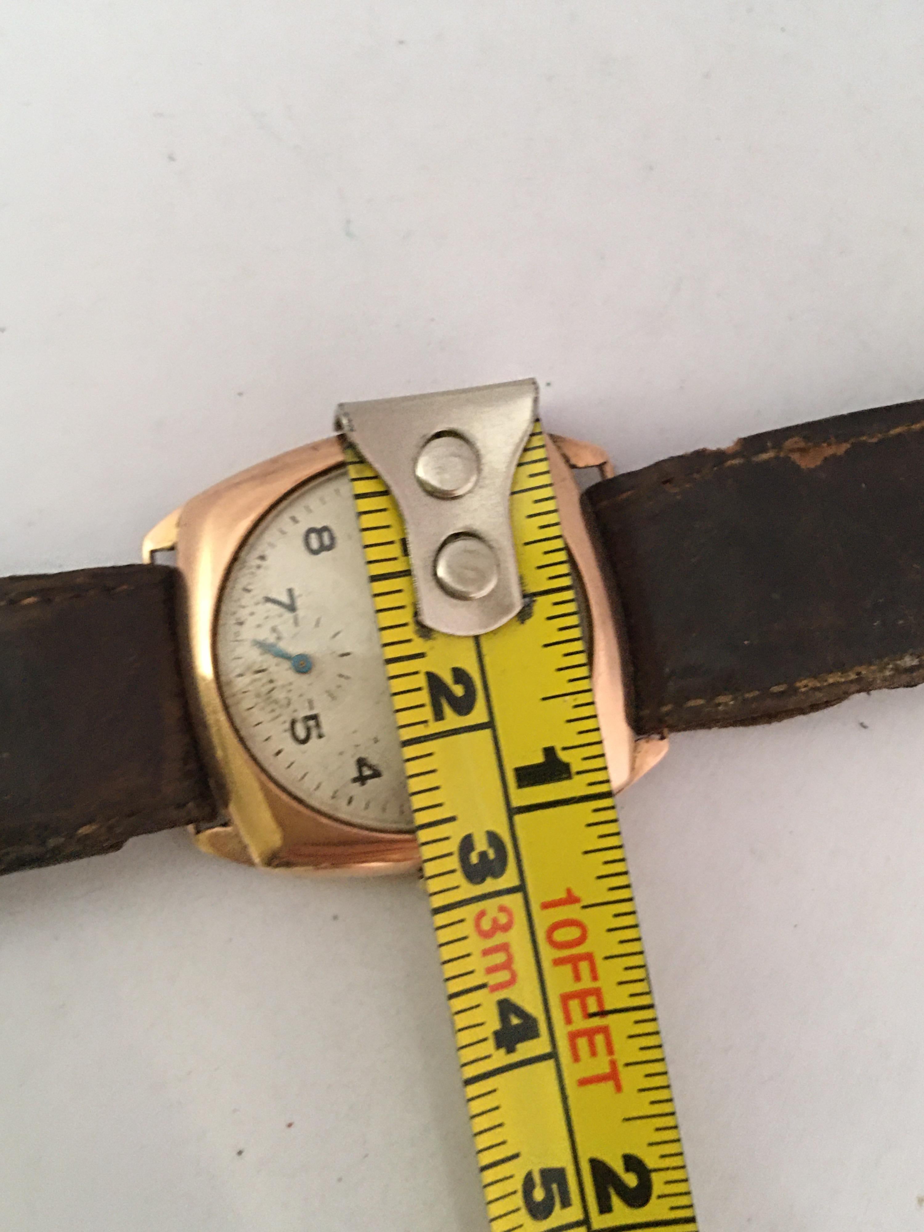 9 Karat Gold Vintage 1950s Récord Cushion Shaped Mechanical Watch For Sale 6