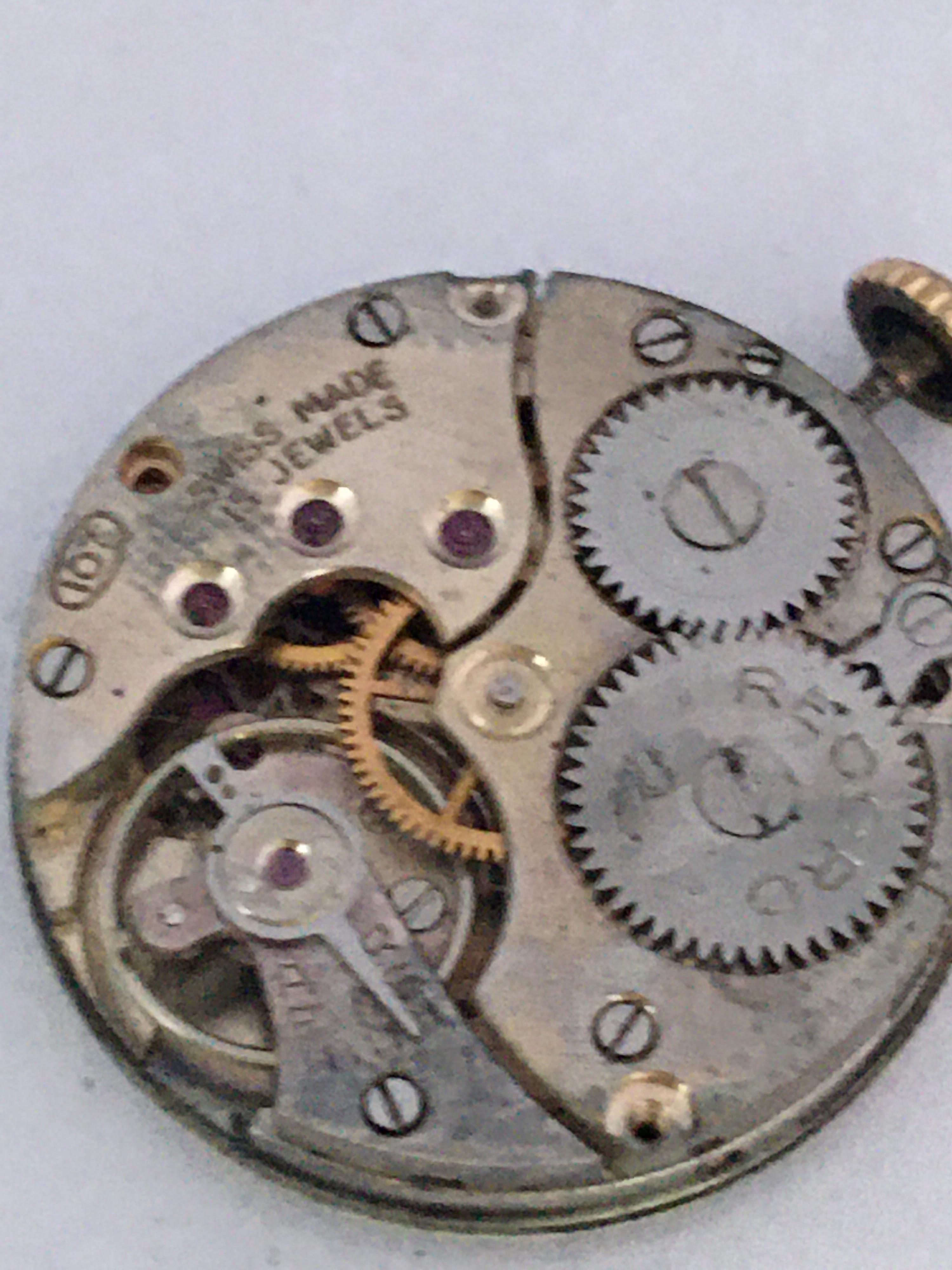 9 Karat Gold Vintage 1950s Récord Cushion Shaped Mechanical Watch For Sale 8