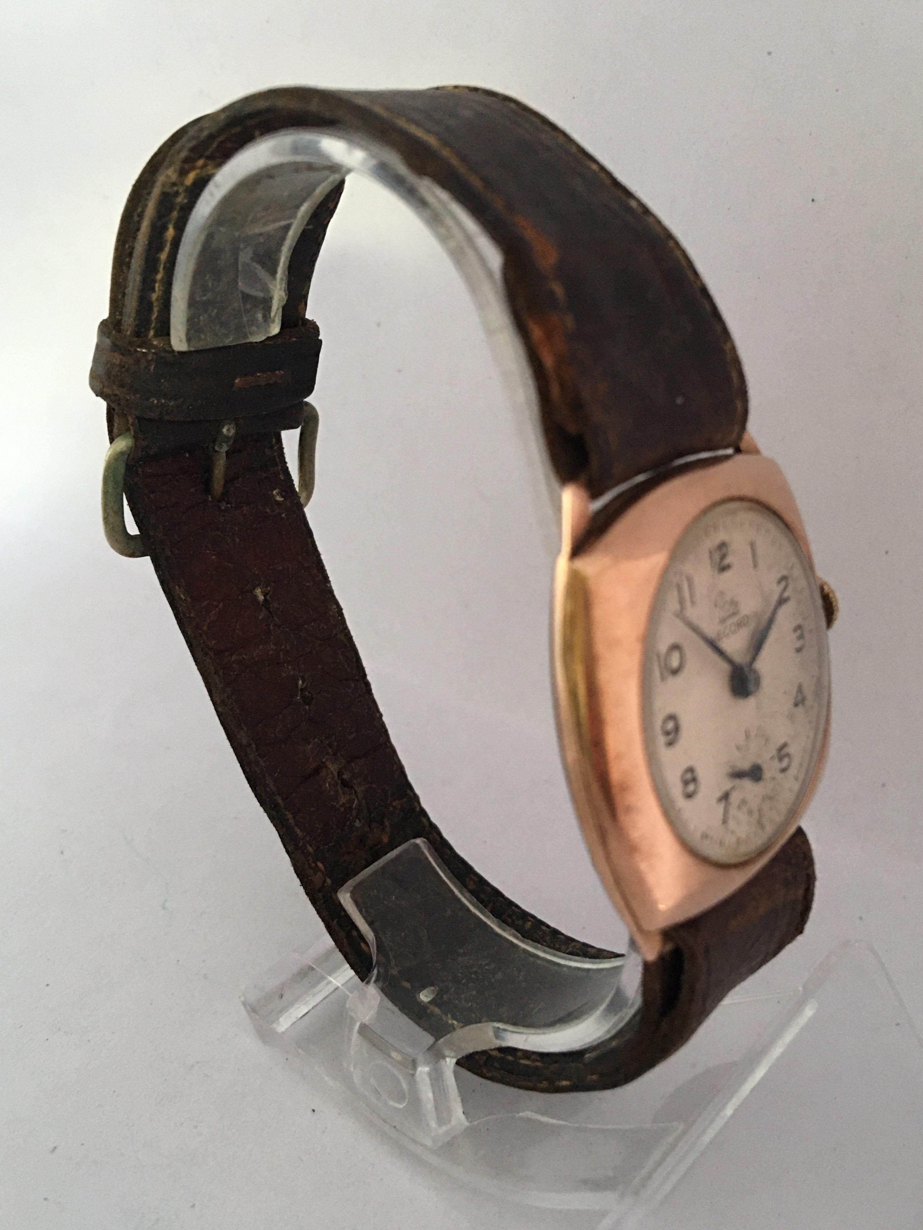 9 Karat Gold Vintage 1950s Récord Cushion Shaped Mechanical Watch In Good Condition For Sale In Carlisle, GB