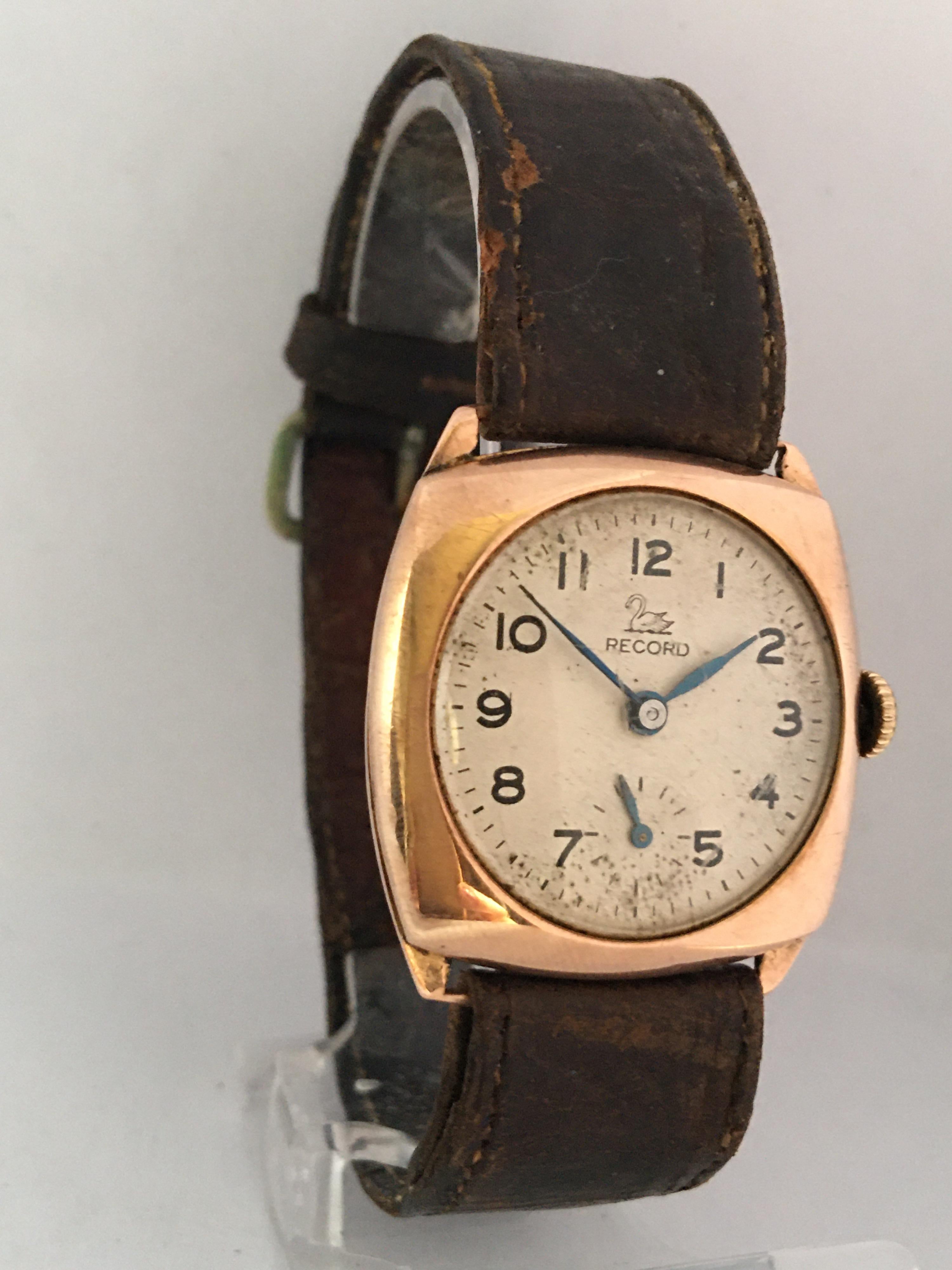 9 Karat Gold Vintage 1950s Récord Cushion Shaped Mechanical Watch For Sale 1