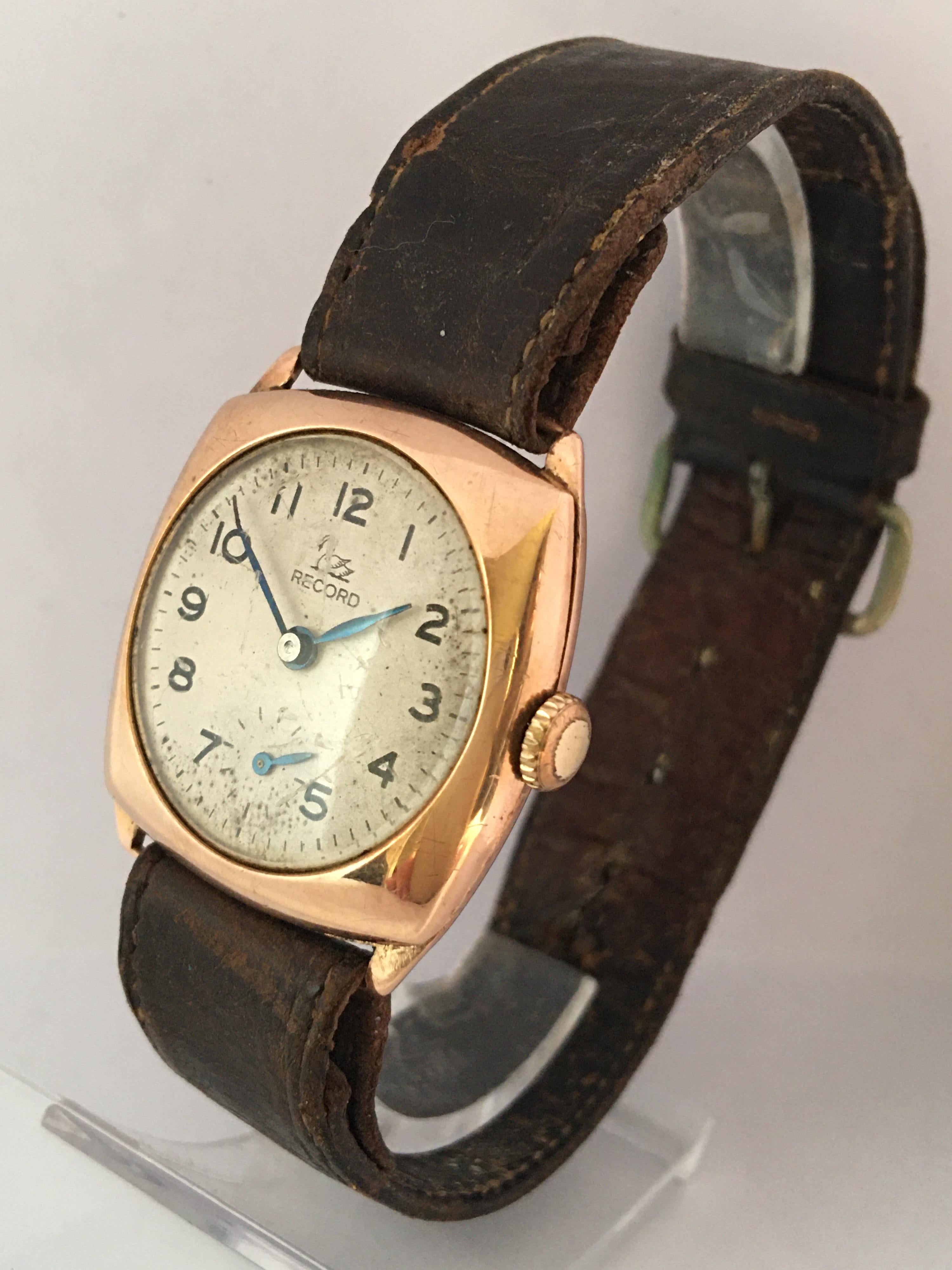 9 Karat Gold Vintage 1950s Récord Cushion Shaped Mechanical Watch For Sale 2
