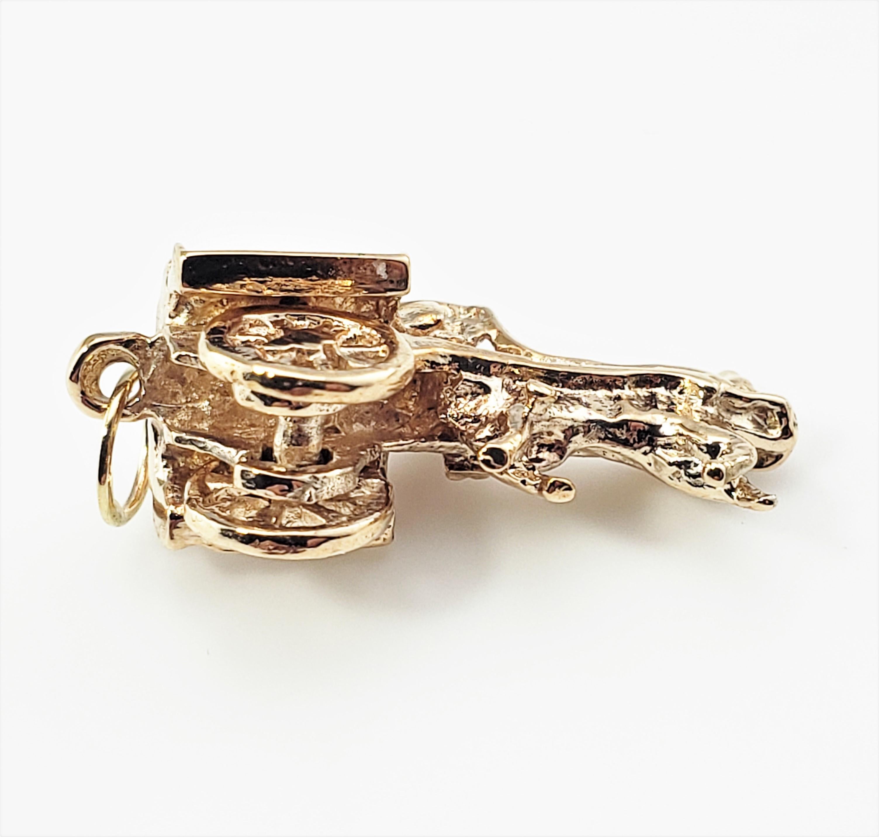 Charm en or rose 9 carats représentant un âne et une charrette en vente 3