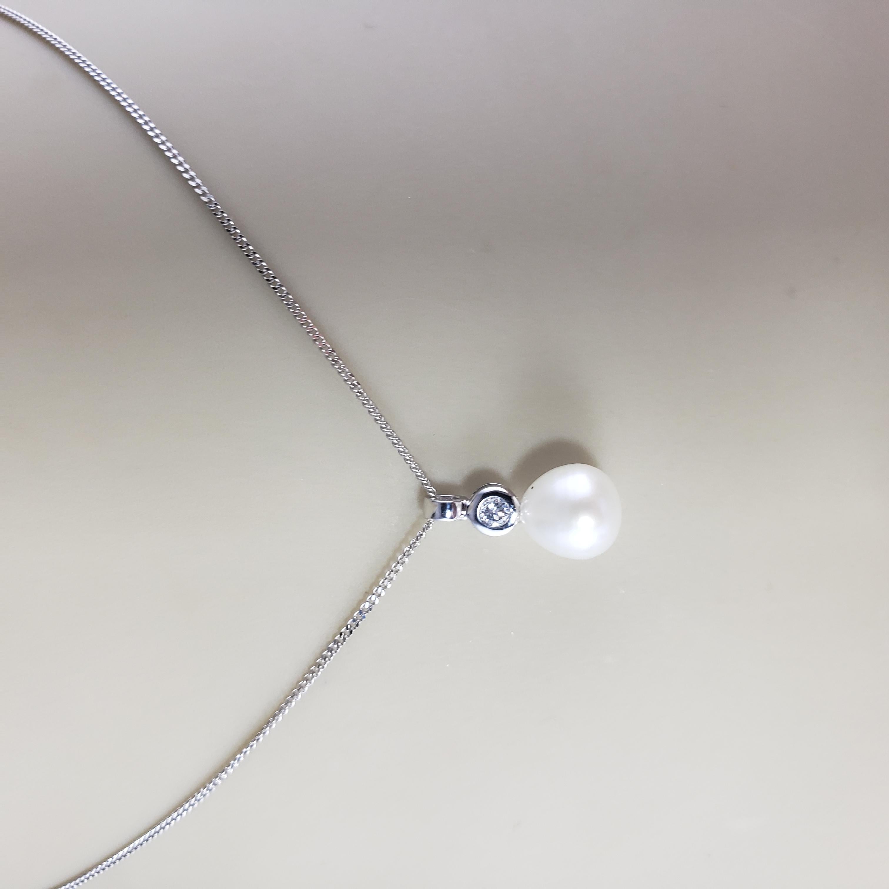 9 Karat White Gold Pearl and Diamond Pendant Necklace #14450 For Sale 2