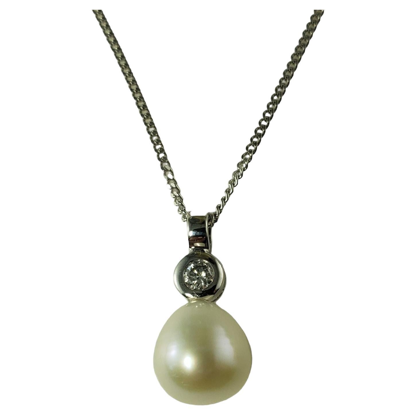 9 Karat White Gold Pearl and Diamond Pendant Necklace #14450 For Sale