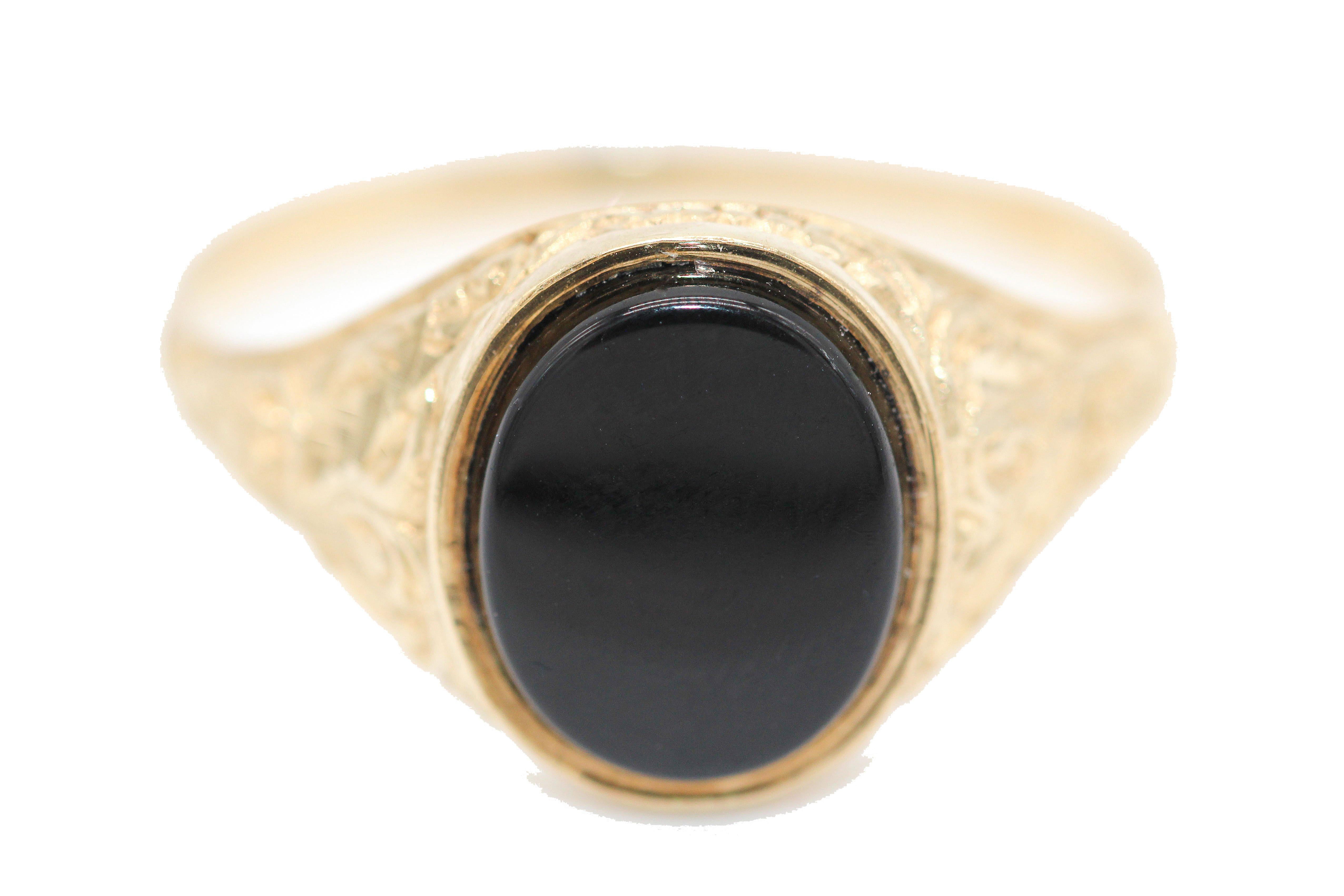 9 Kt Yellow Gold and Onyx Gentleman's Signet Ring with oval face.
Hallmarked Birmingham
UK  Size  Z
USA  Size  12.5