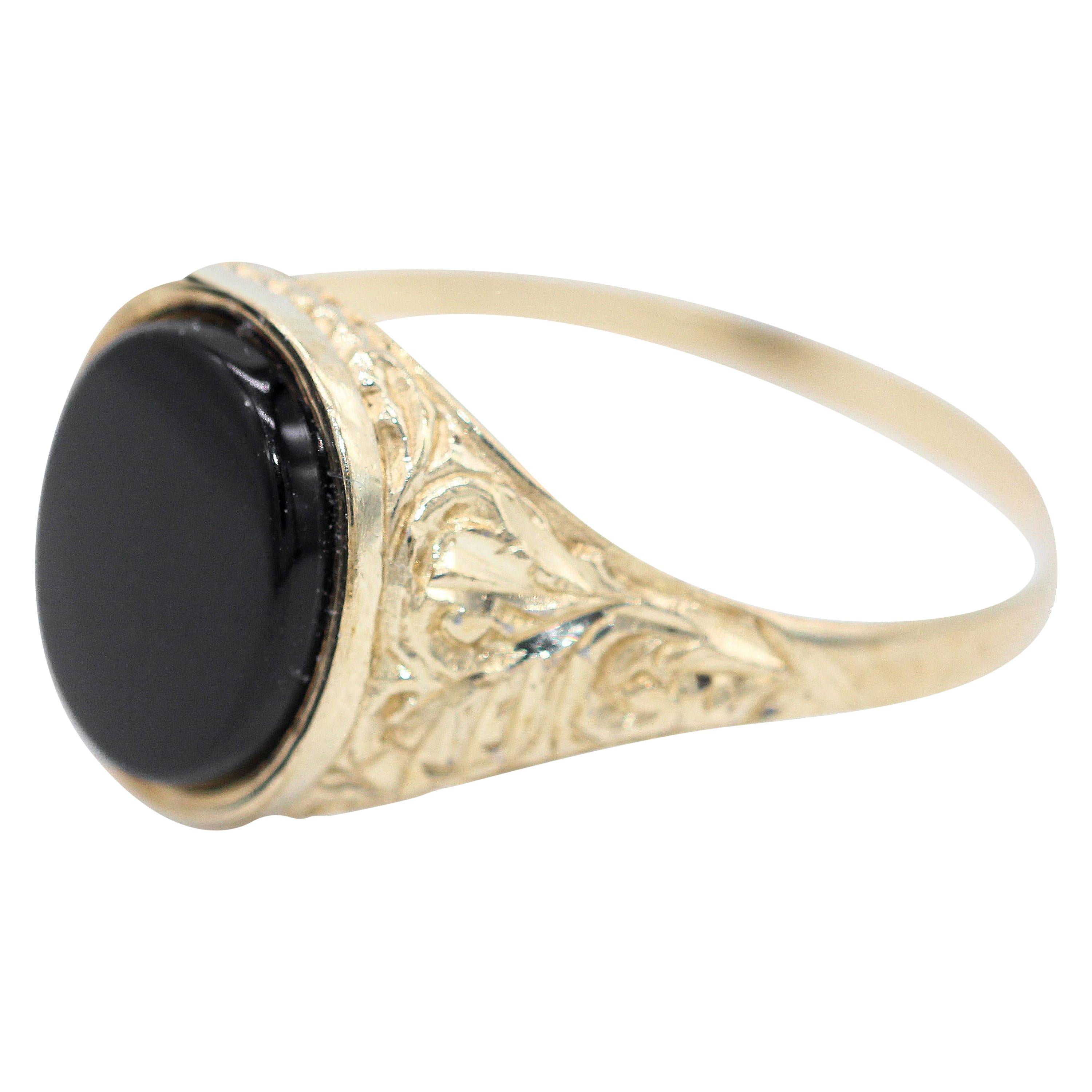 9 Kt Yellow Gold and Onyx Gentleman's Signet Ring with Oval Face