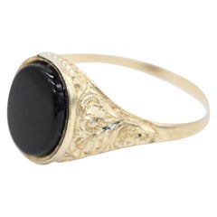9 Kt Yellow Gold and Onyx Gentleman
s Signet Ring with Oval Face