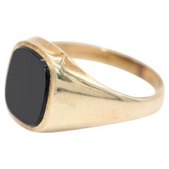 9 kt Yellow Gold and Onyx Gentleman's Signet Ring with Rectangular Face