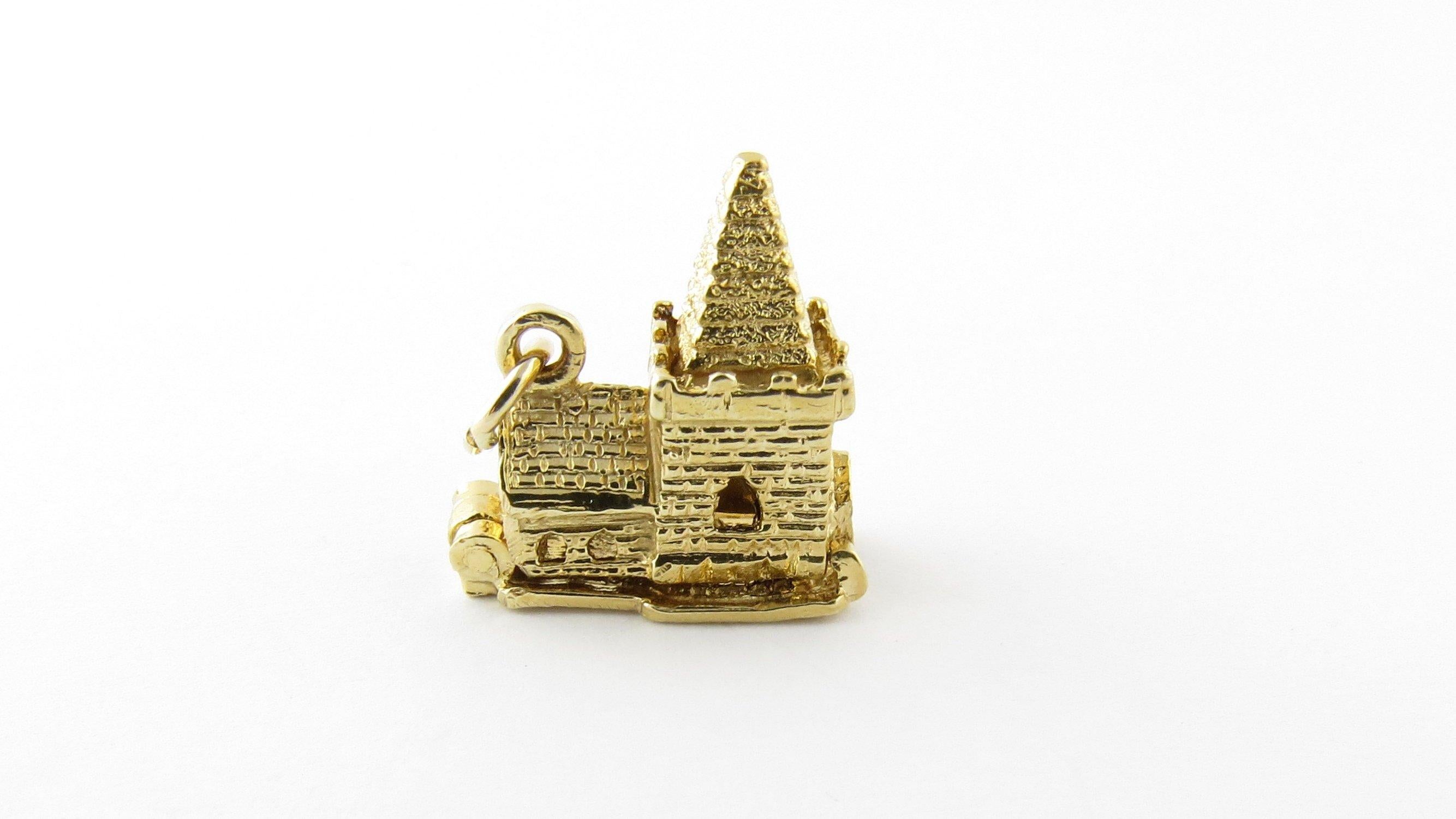 9 Karat Yellow Gold Articulated Chapel with Bride and Groom Charm In Good Condition In Washington Depot, CT
