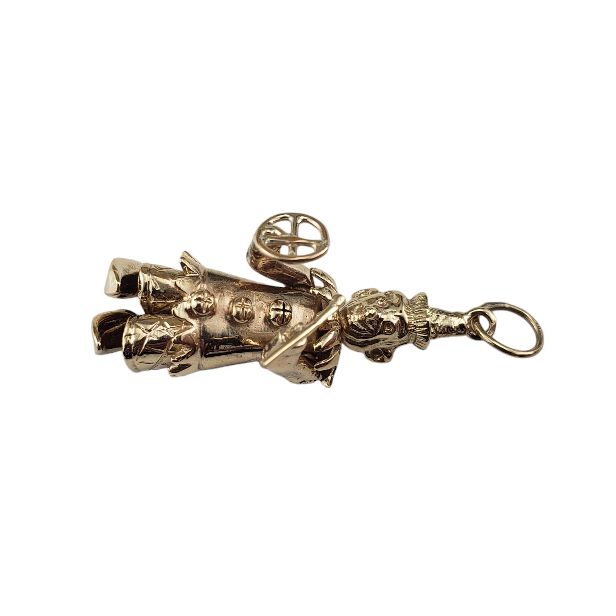 Breloque clown articulé en or jaune 9 carats-

Cette breloque de clown jovial est complètement articulée avec une tête, des bras et des pieds mobiles !  Méticuleusement réalisé en or jaune 9K.

De quoi vous donner le sourire !

Estampillé :