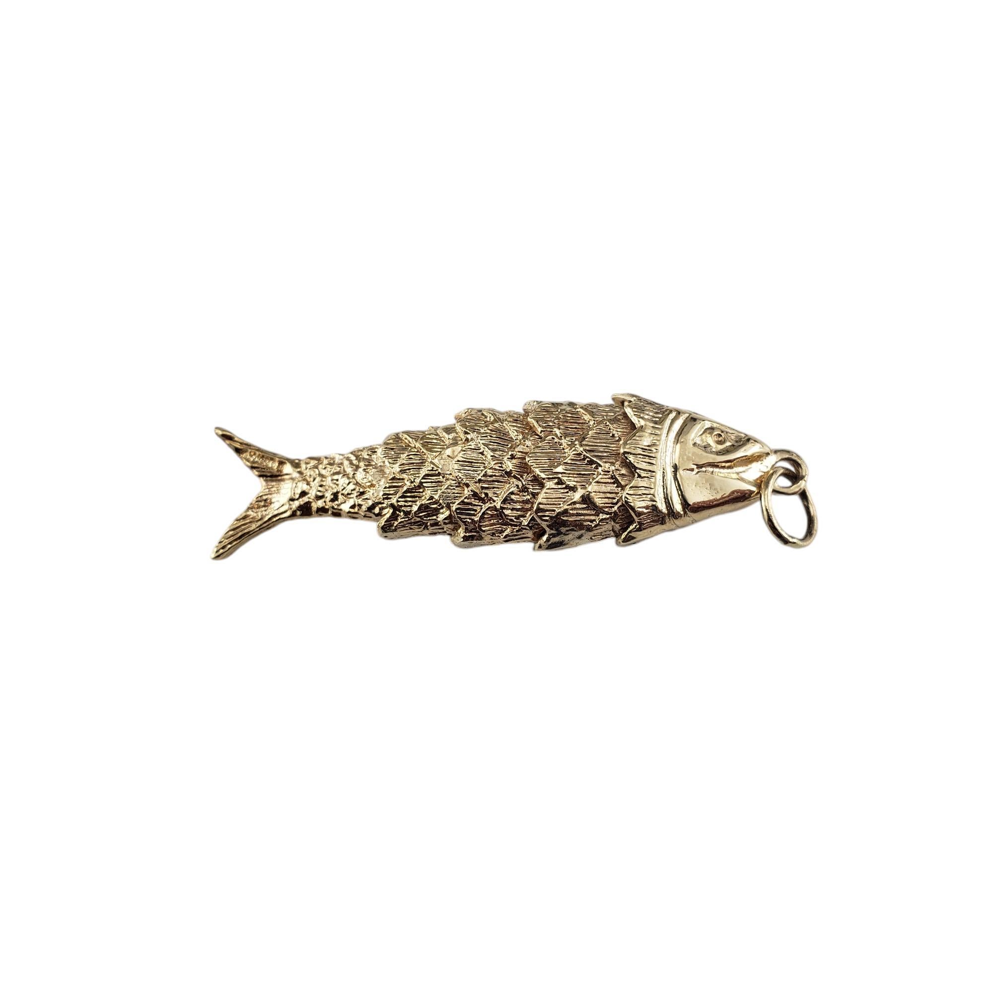 9 Karat Yellow Gold Articulated Fish Charm #18833 In Good Condition In Washington Depot, CT