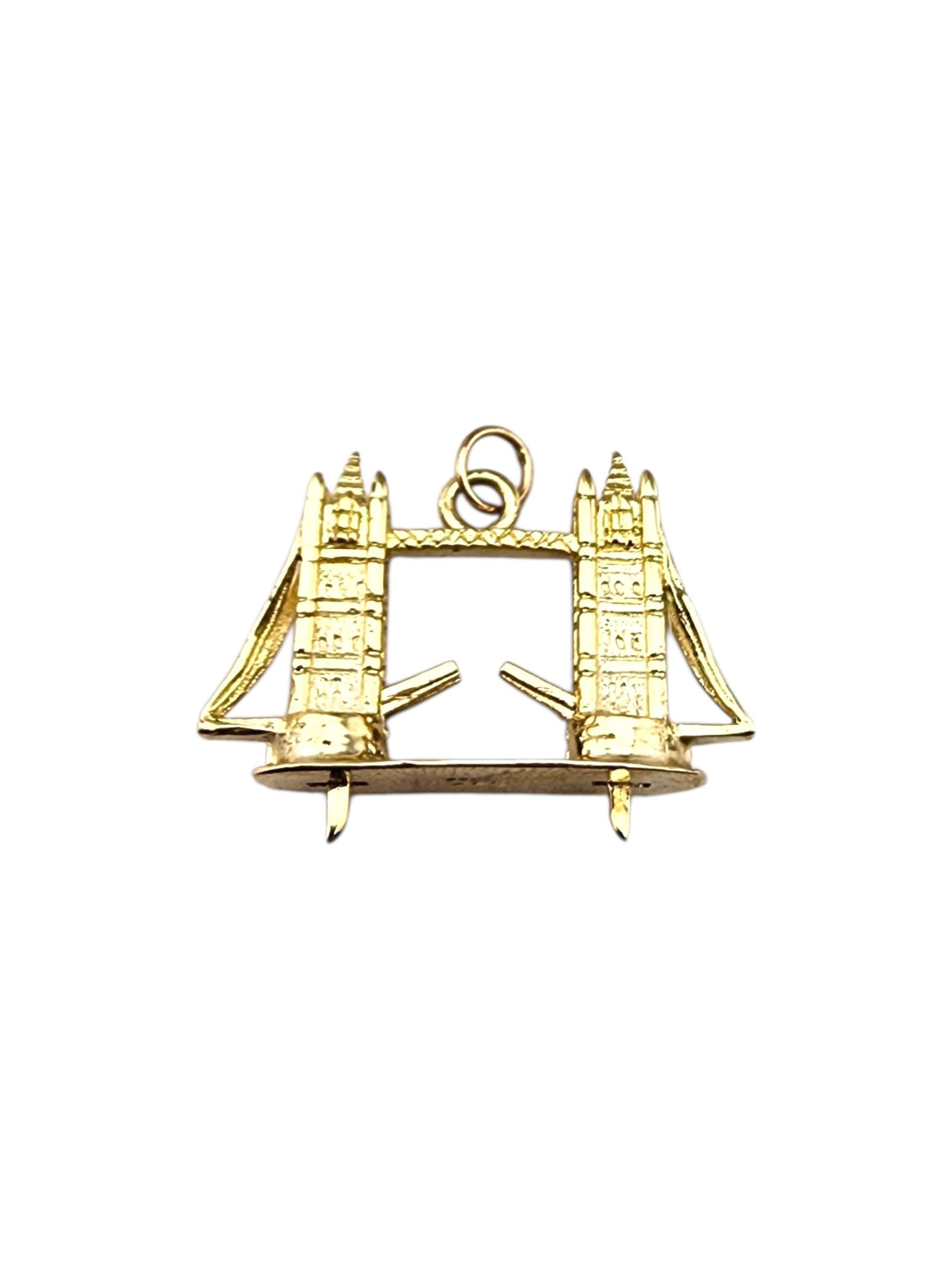 Contemporain Charm en or jaune 9 carats articulé London Bridge #22798 en vente