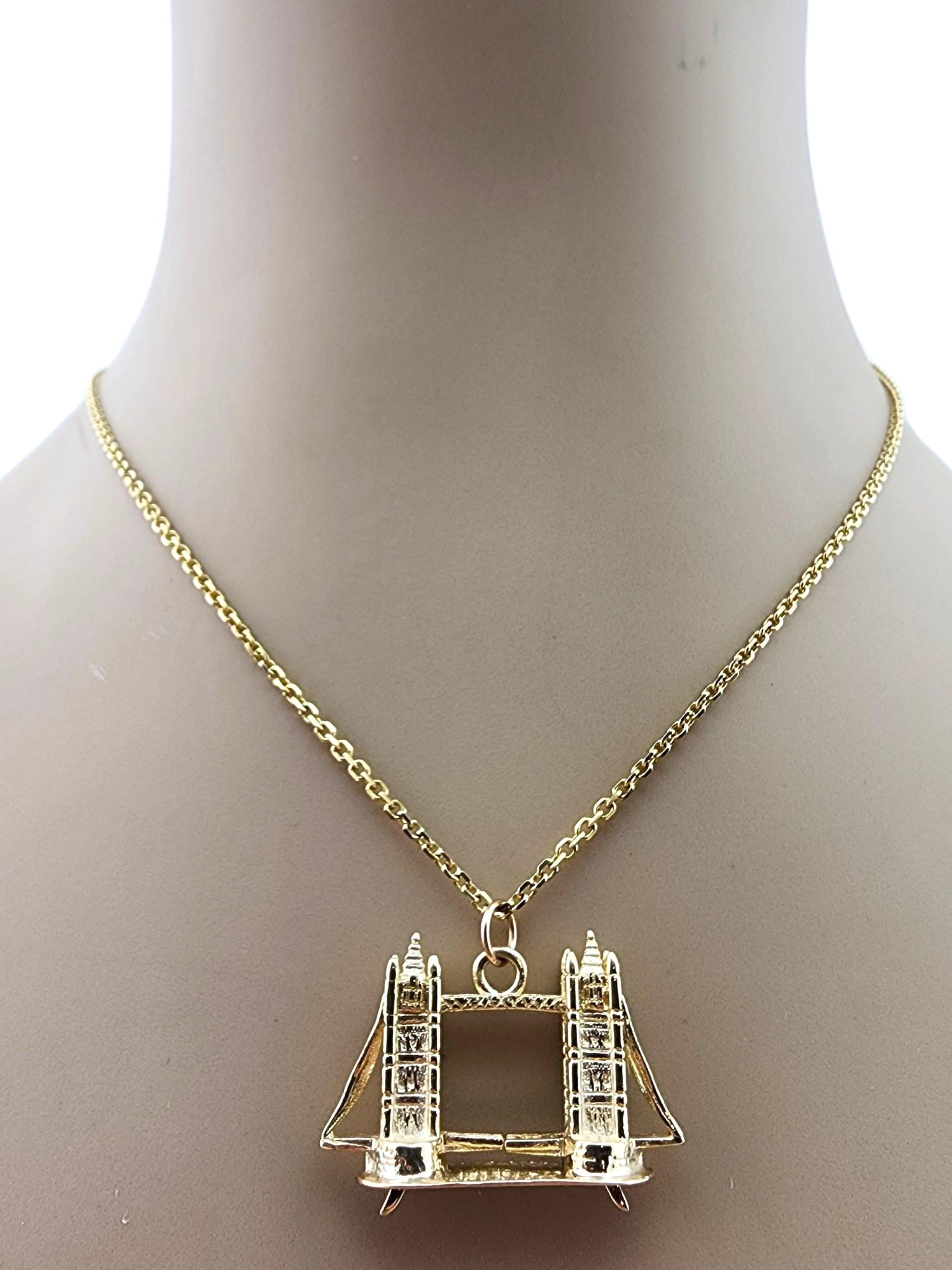 Charm en or jaune 9 carats articulé London Bridge #22798 en vente 4