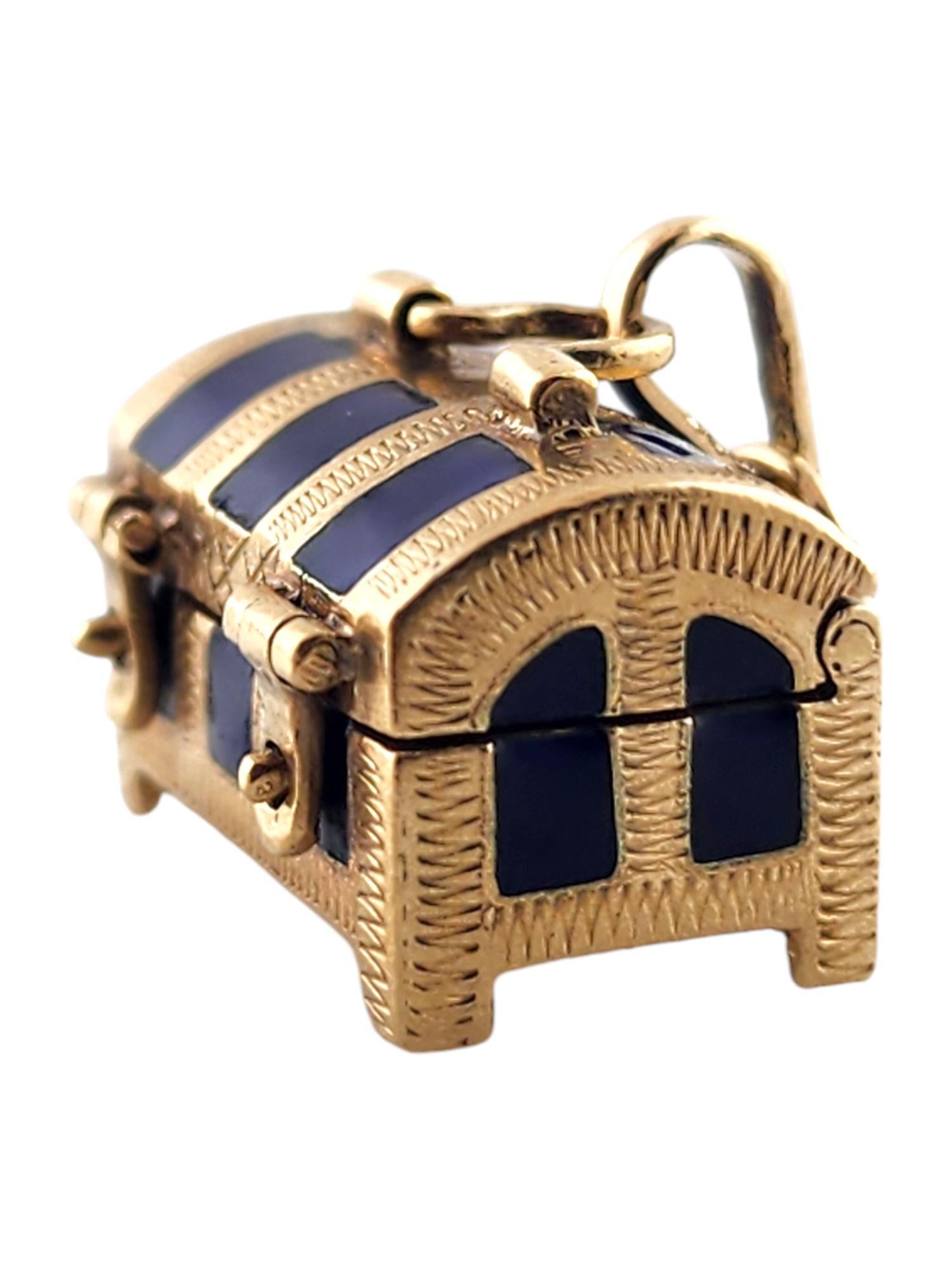 Charm de coffre en or jaune 9 carats émail bleu

Cette magnifique breloque de poitrine a été méticuleusement réalisée en or jaune 9K et décorée d'émail bleu. Cette pièce se ferme et s'ouvre également !

Taille : 12.15mm X 17.8mm X 12.53mm
Longueur