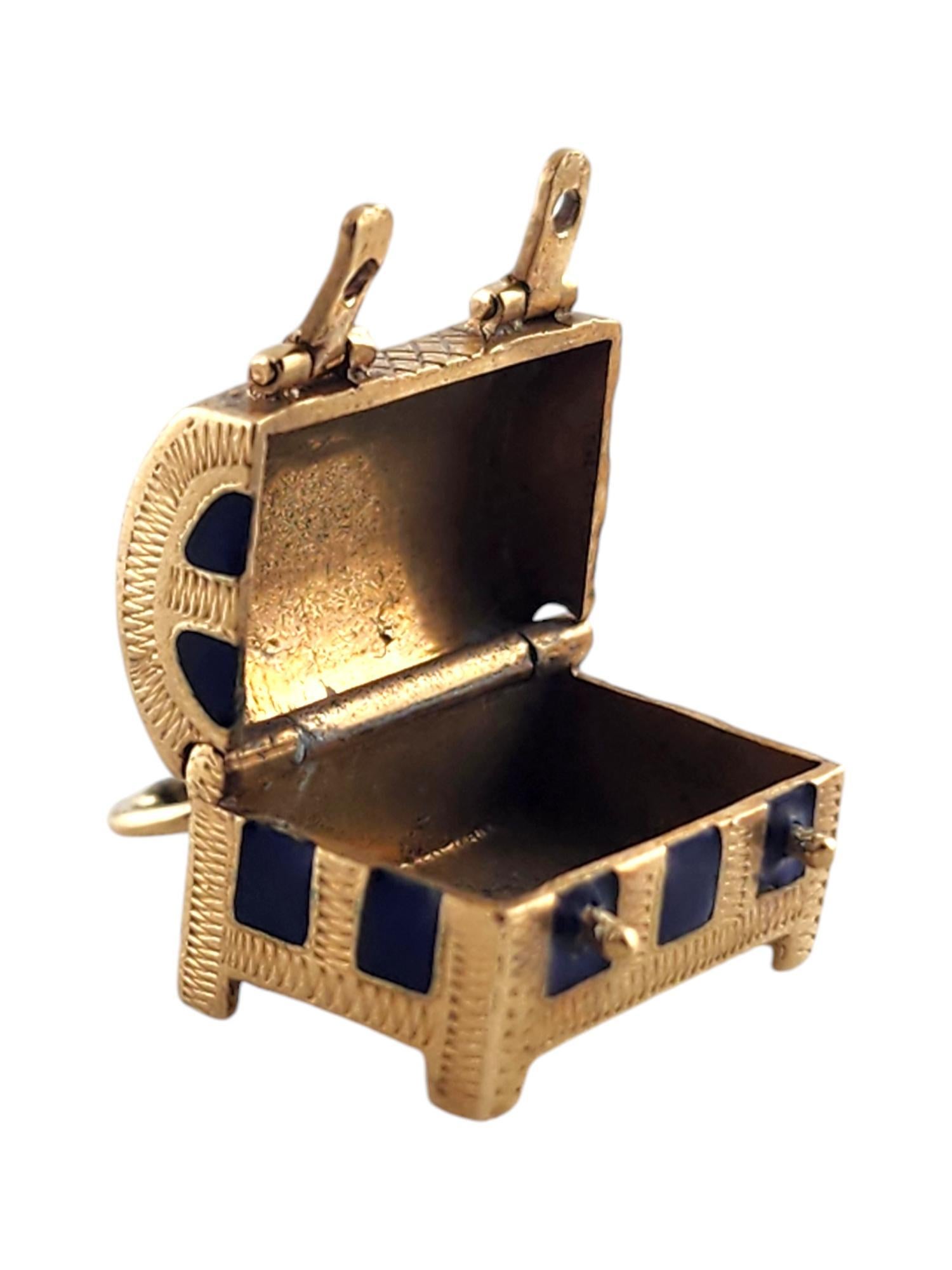 Breloque commode en or jaune 9 carats et émail bleu #18774 Bon état - En vente à Washington Depot, CT