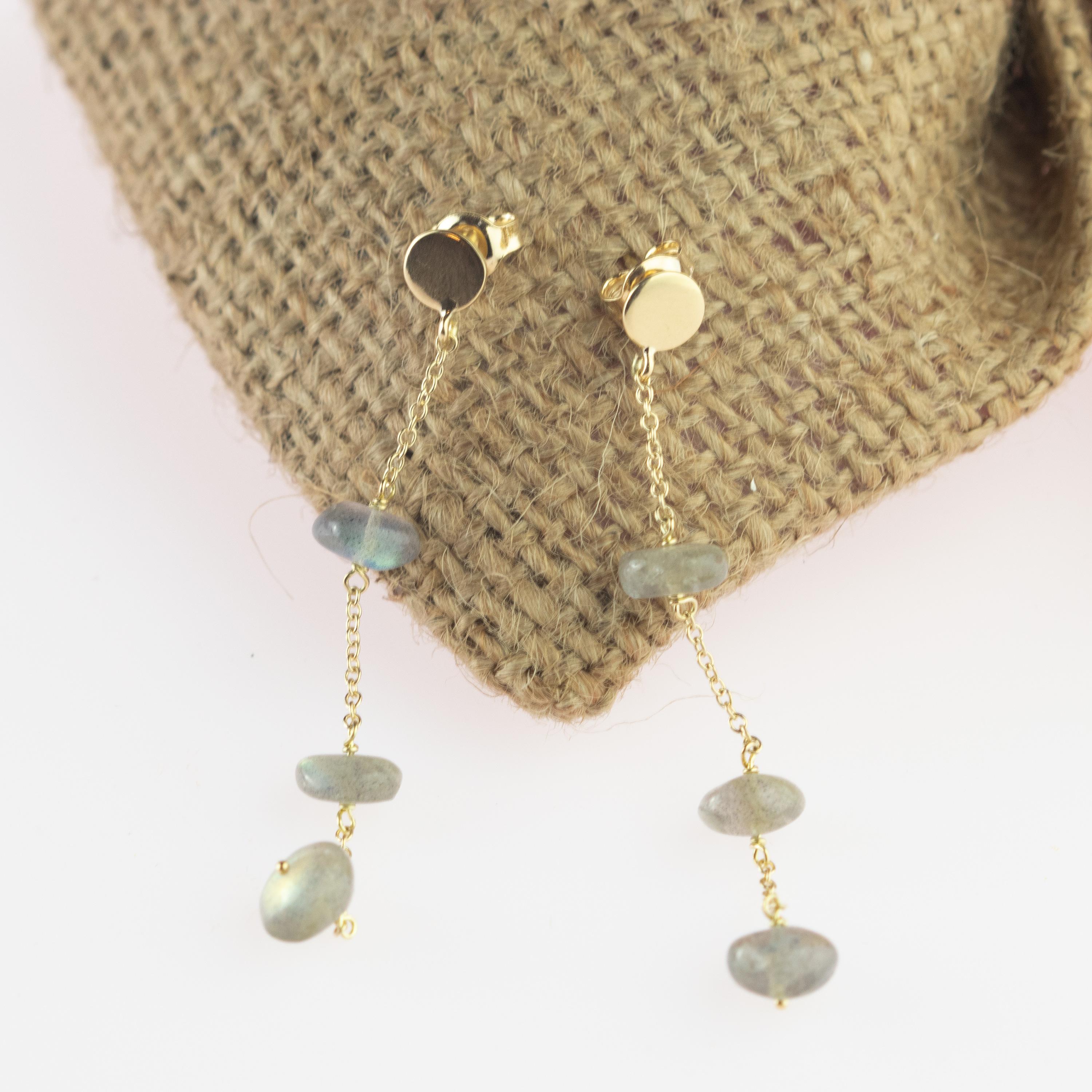 Taille ronde Pendants d'oreilles longs en or jaune 9 carats avec rondelles en forme d'œil de chat, fabriqués à la main en vente