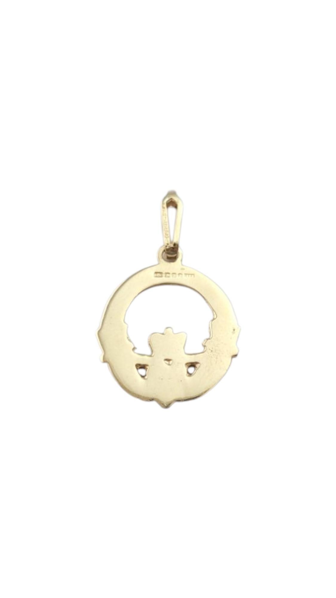 Pendentif Claddagh en or jaune 9 carats

Ce pendentif Claddagh en or jaune 9 carats est une belle représentation de l'amour, de la loyauté et de l'amitié, ce qui en fait un cadeau idéal pour quelqu'un de spécial ou une pièce personnelle