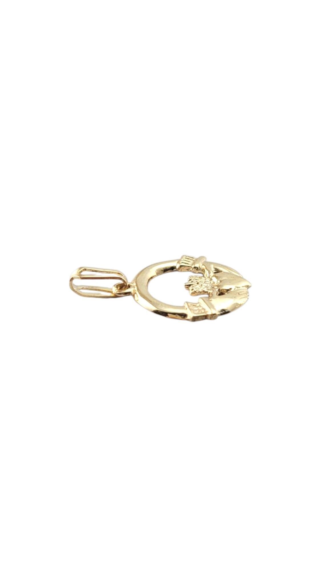 Pendentif Claddagh en or jaune 9 carats #21319 en vente 3