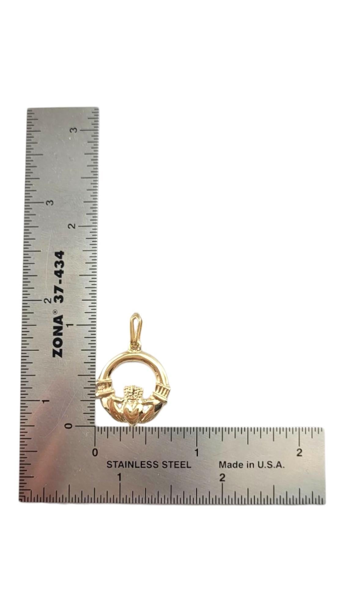 Pendentif Claddagh en or jaune 9 carats #21319 en vente 5