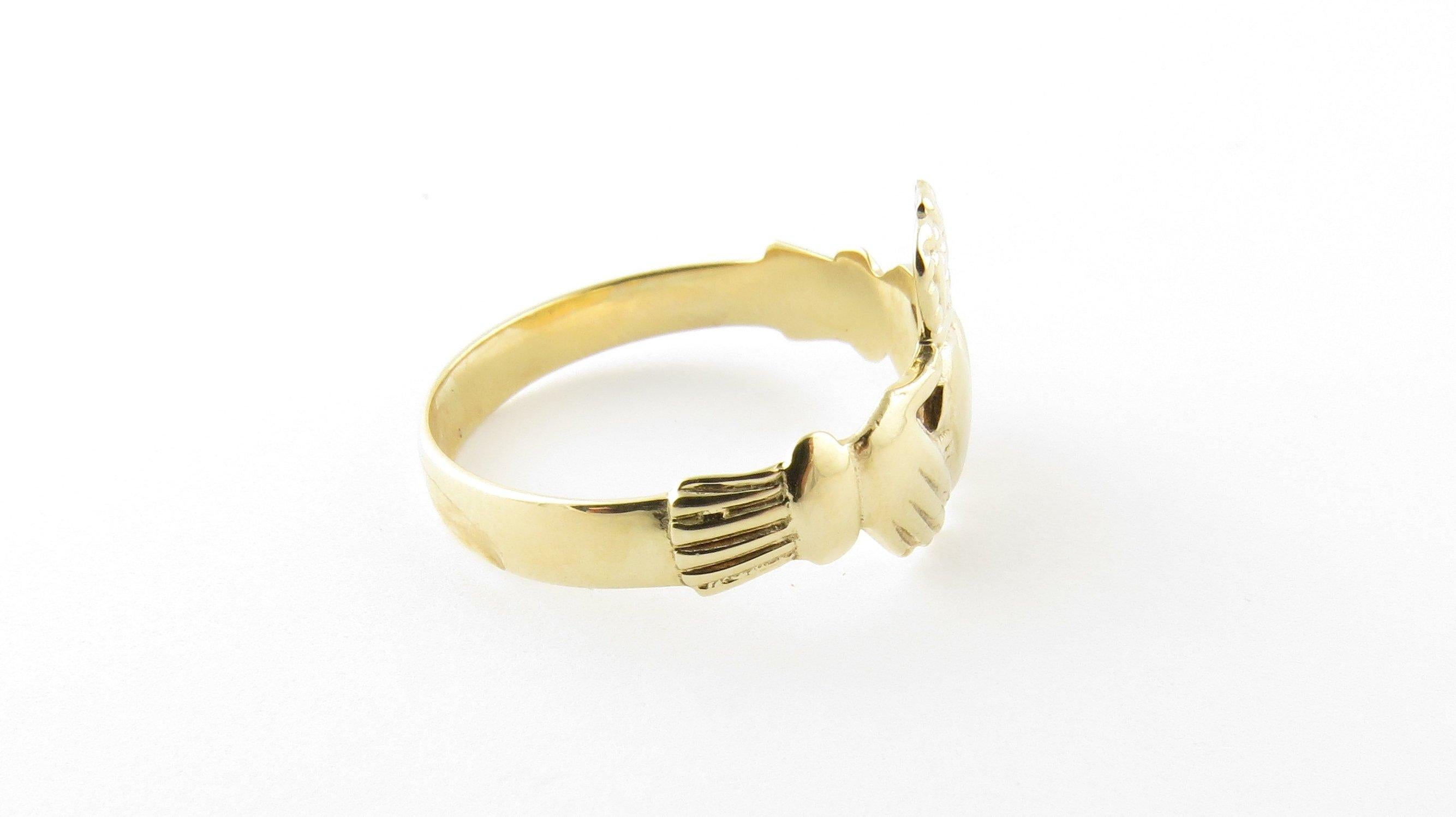 9 Karat Yellow Gold Claddagh Ring In Good Condition In Washington Depot, CT