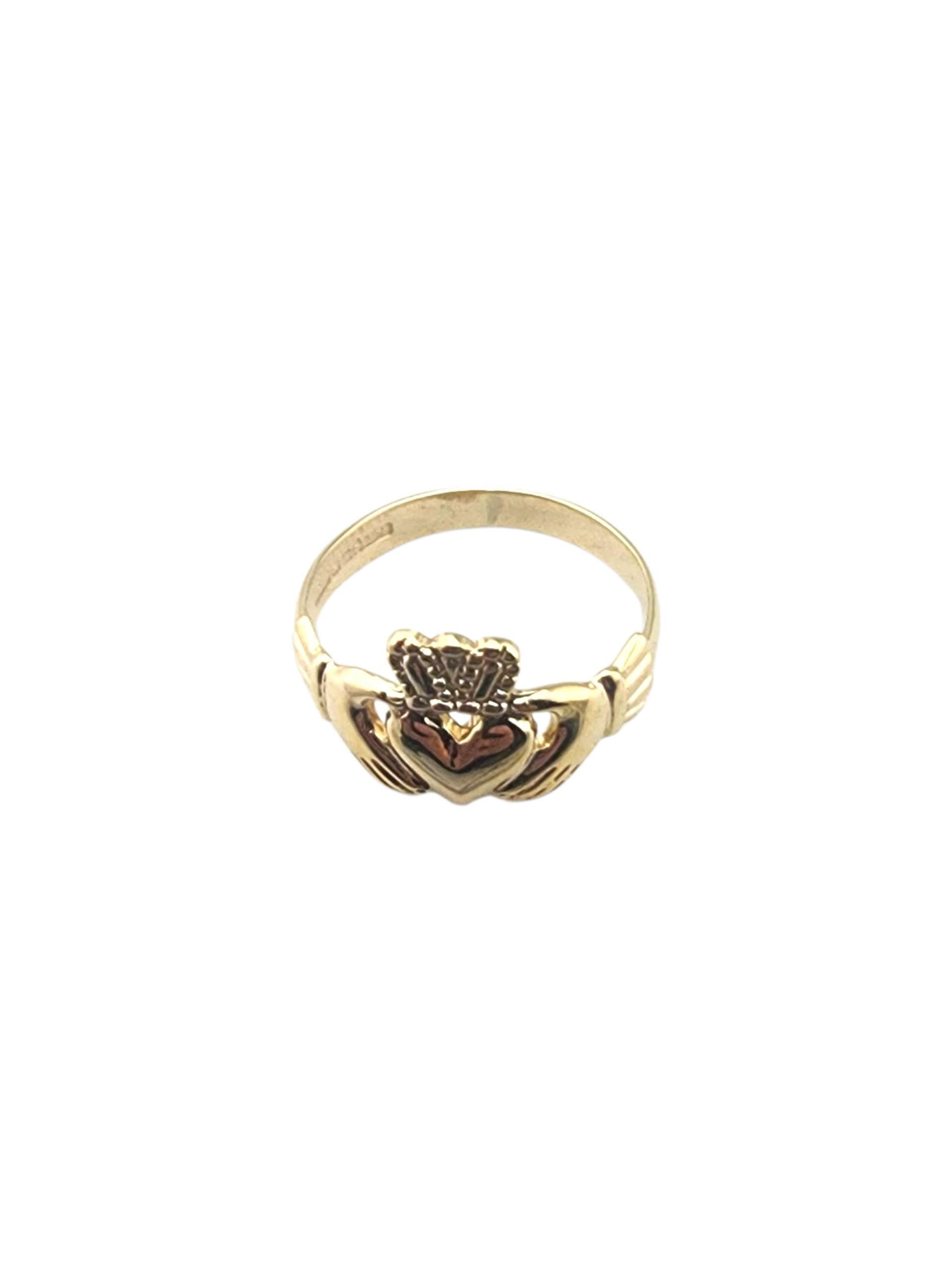 Bague Claddagh en or jaune 9 carats

Cette bague Claddagh en or jaune 9 carats brille par son symbolisme irlandais traditionnel, représentant l'amour, la loyauté et l'amitié dans un style intemporel.

Poinçon : O CLT 375

Poids : 2,9 g/ 1,9