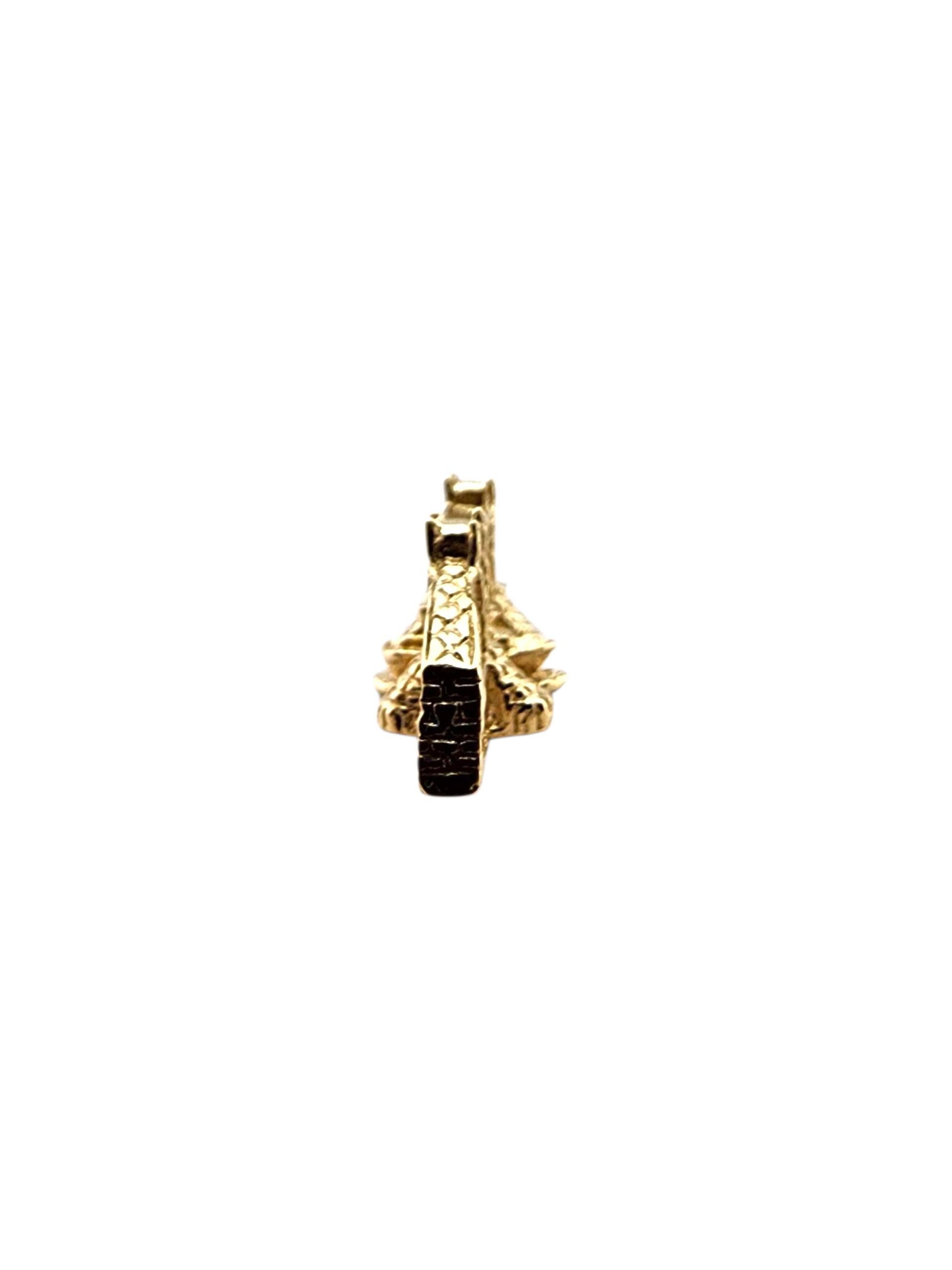 Charm Ponte di Londra in oro giallo 9 carati

Questo charm in oro giallo 9 carati con ponte di Londra brilla di dettagli intricati, un'affascinante citazione di una storia iconica che aggiunge stile e storia alla tua collezione.

Punzone: BL 9.375.
