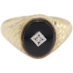 9 kt Yellow Gold, Onyx and Diamond Gentleman
s Signet Ring with Oval Face