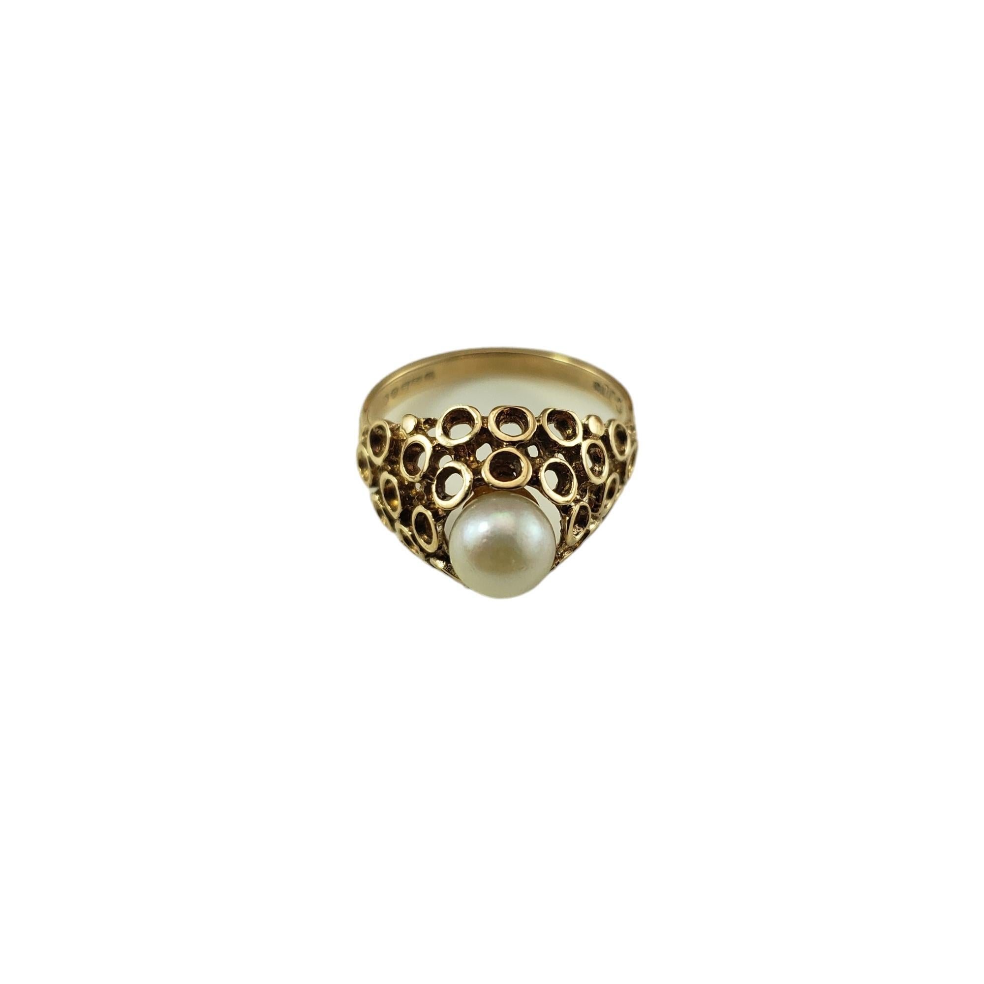 Vintage 9K Yellow Gold Pearl Ring Size 6-

This lovely ring features one round white pearl (6 mm) set in beautifully detailed 9K yellow gold.  Width: 12 mm.
Shank: 2 mm.

Ring Size: 6

Stamped: 9  375  

Weight: 1.6 dwt./2.5 gr.

Very good