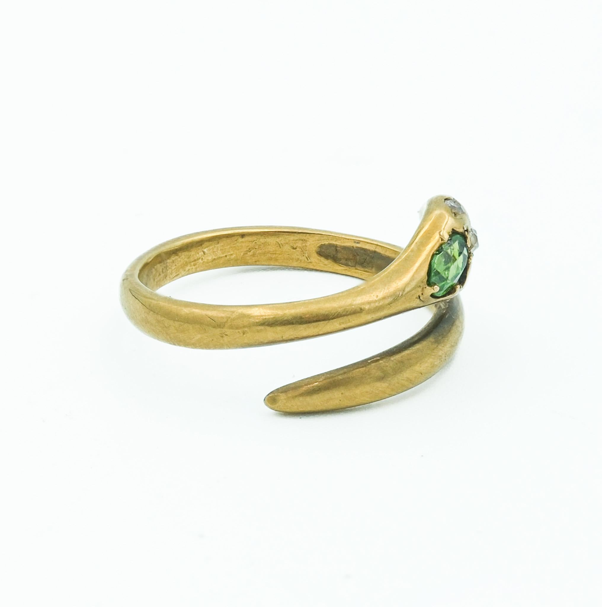 9 Karat Yellow Gold Snake Ring with Demantoid Garnet and Diamonds For Sale 1