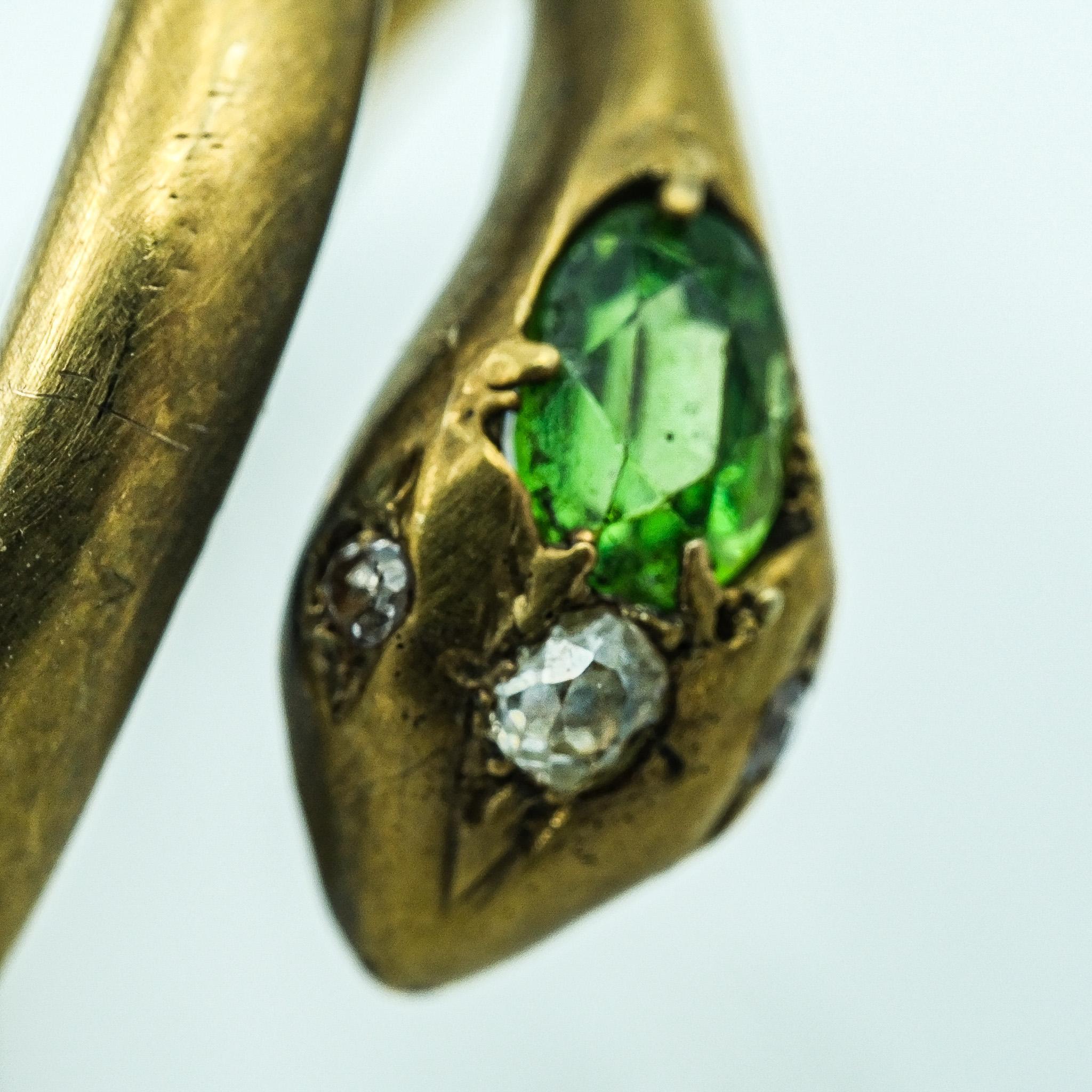 9 Karat Yellow Gold Snake Ring with Demantoid Garnet and Diamonds For Sale 2