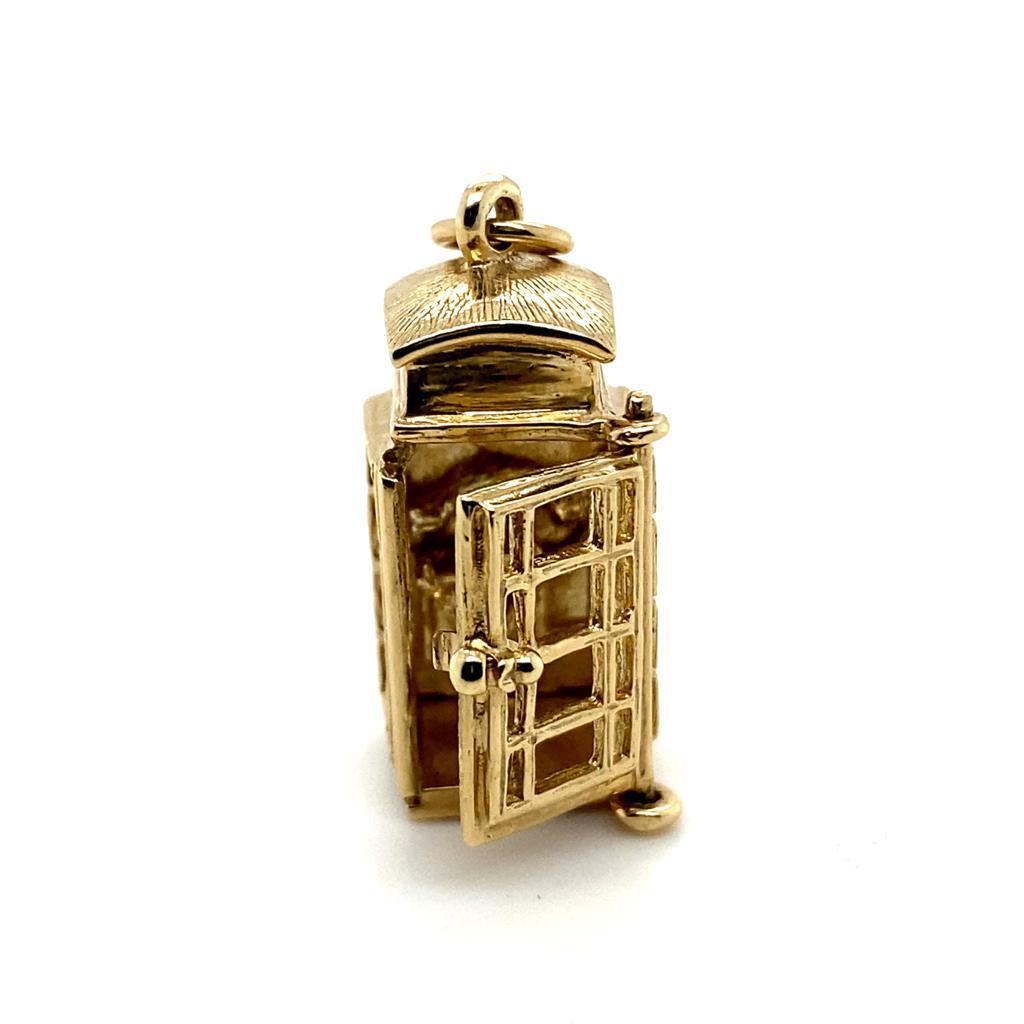 A 9 karat yellow gold telephone box charm.

Produced as a limited run by our workshop in celebration of the Coronation of King Charles III and all things British!

This charm is realistically modelled in 9 karat yellow gold and featuring a fully