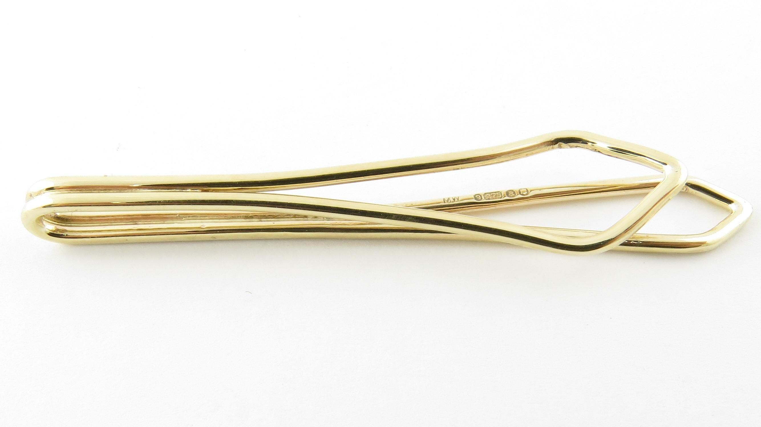 Vintage 9 Karat Yellow Gold Tie Bar

This lovely tie bar is crafted in beautifully detailed 9K yellow gold.

Size: 60 mm x 12 mm

Weight: 3.0 dwt. / 4.7 gr.

Acid tested for 9K gold.

Very good condition, professionally polished.

Will come packaged