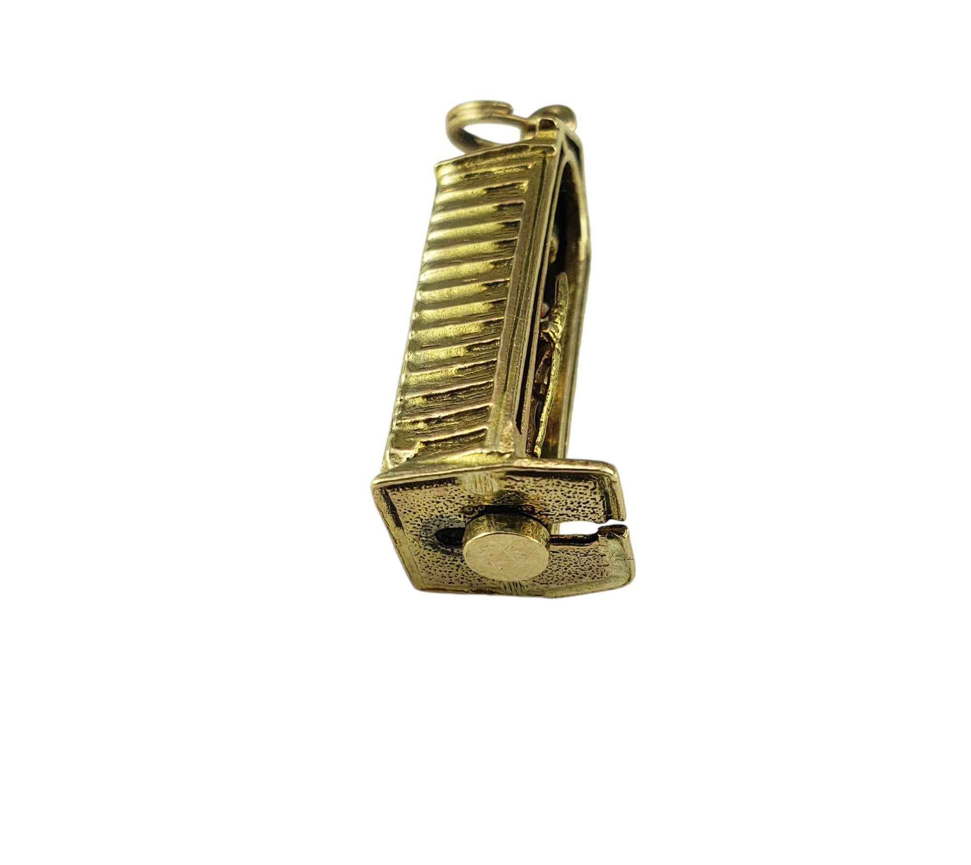 Charm de la garde royale en or mécanique jaune 9 carats #19132 en vente 1