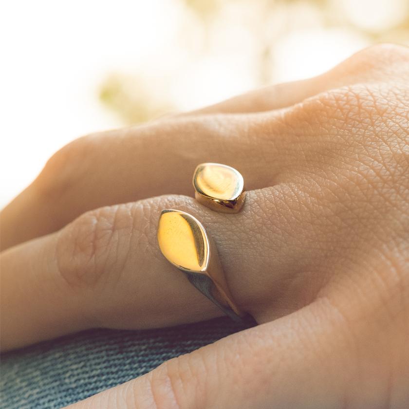 Incroyable  Bague en or jaune 9kt au design unique et raffiné, qui rappelle les feuilles des arbres. Il est entièrement conçu et créé en Italie par des orfèvres experts. Les deux feuilles sont représentées par deux ovales. Il s'agit d'un travail