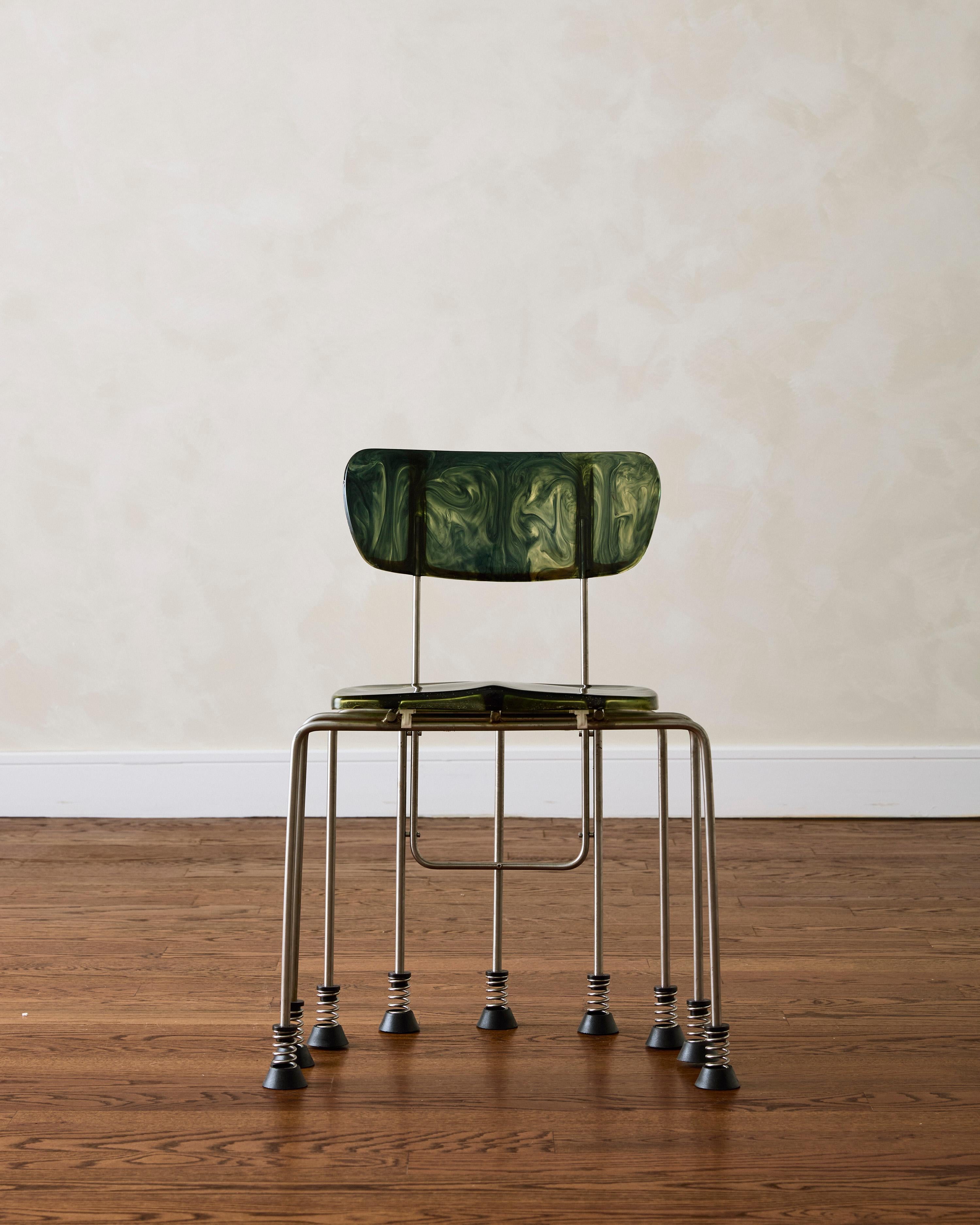 La chaise Broadway à neuf pieds est une pièce rare, en édition limitée, conçue par Gaetano Pesce et fabriquée par Bernini en Italie dans le cadre de la série Broadway, produite de 1993 à 2001. Cette chaise comporte neuf pieds en acier inoxydable,
